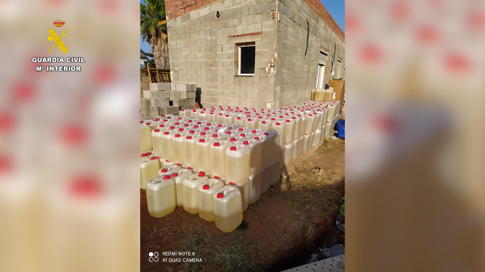 Garrafas apiladas en la vivienda de Chiclana