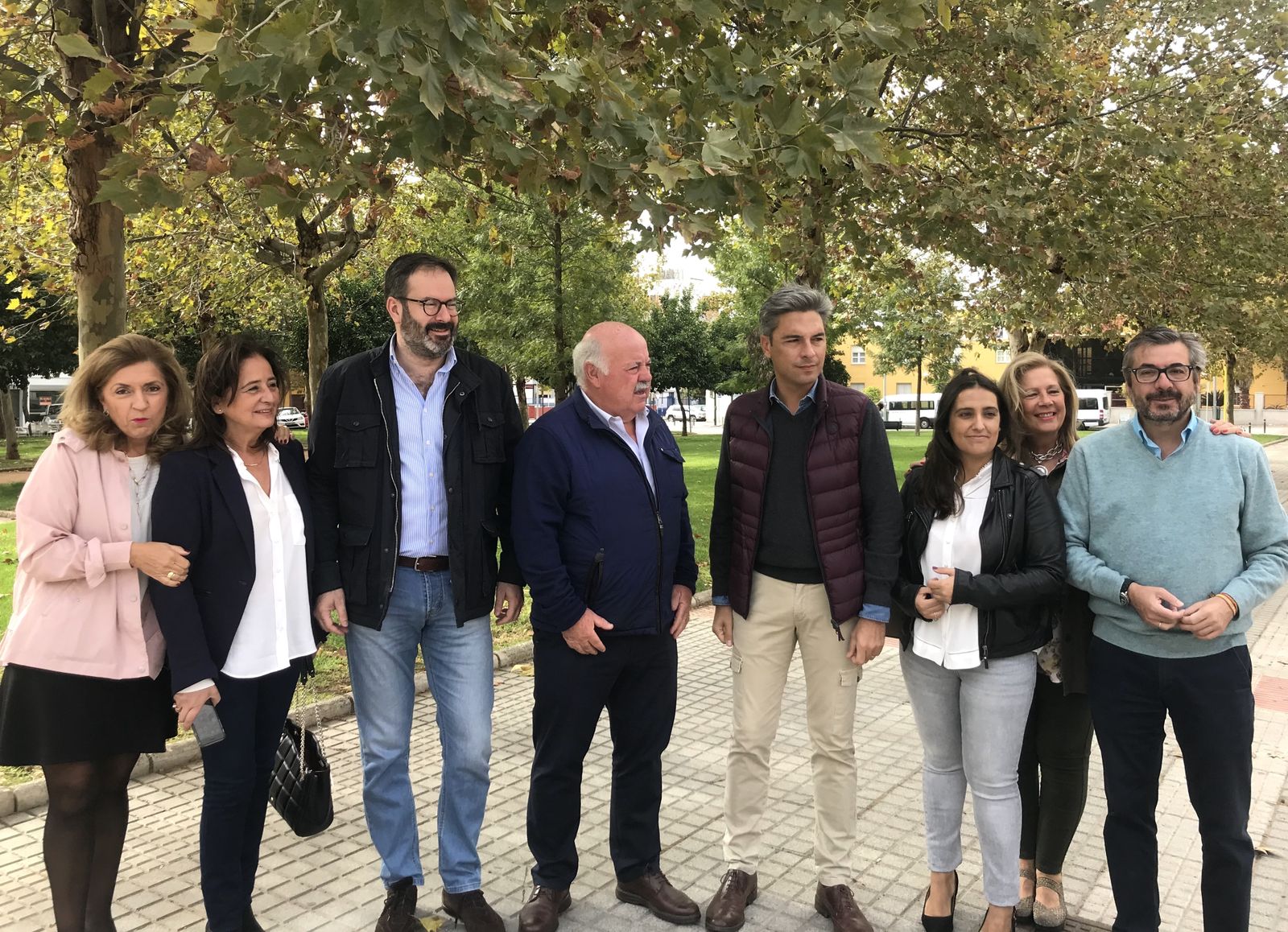 Molina,  Aguirre y Lorite, con miembros del PP cordobés, en su paseo por María la Judía.