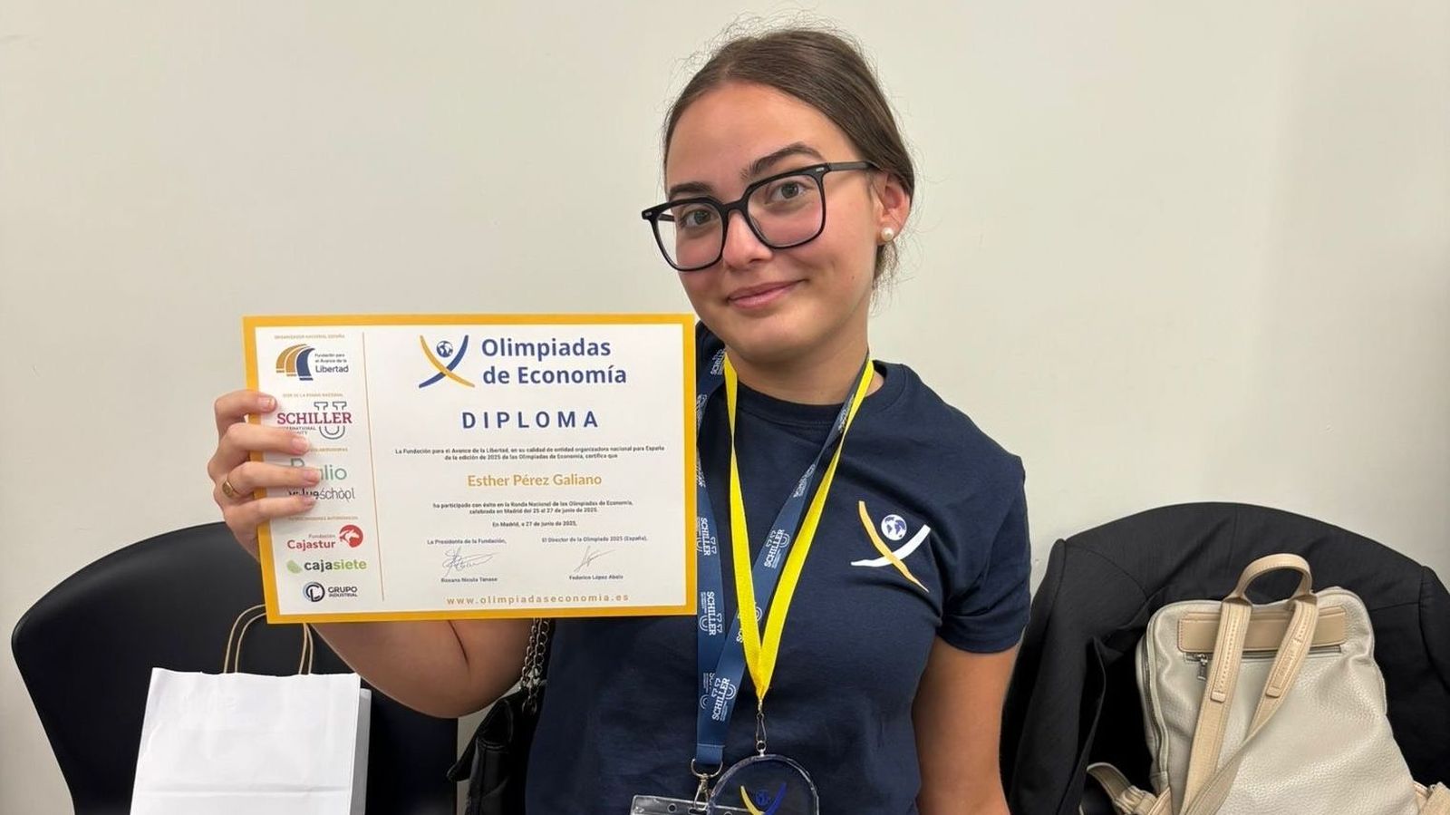 Esther Pérez Galiano, con su premio nacional de las Olimpiadas de Economía.