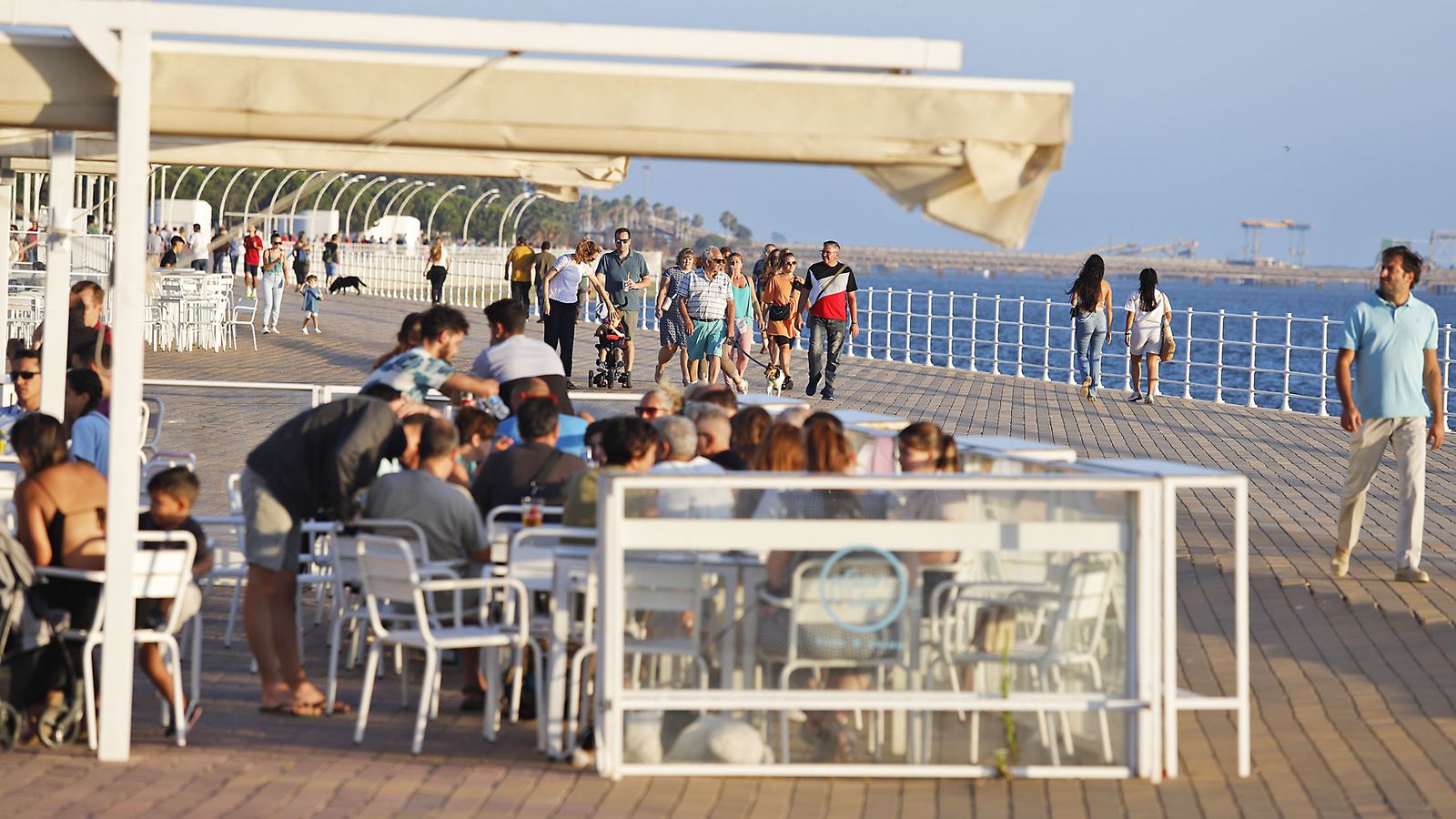 Terraza en el Paseo de la Ría