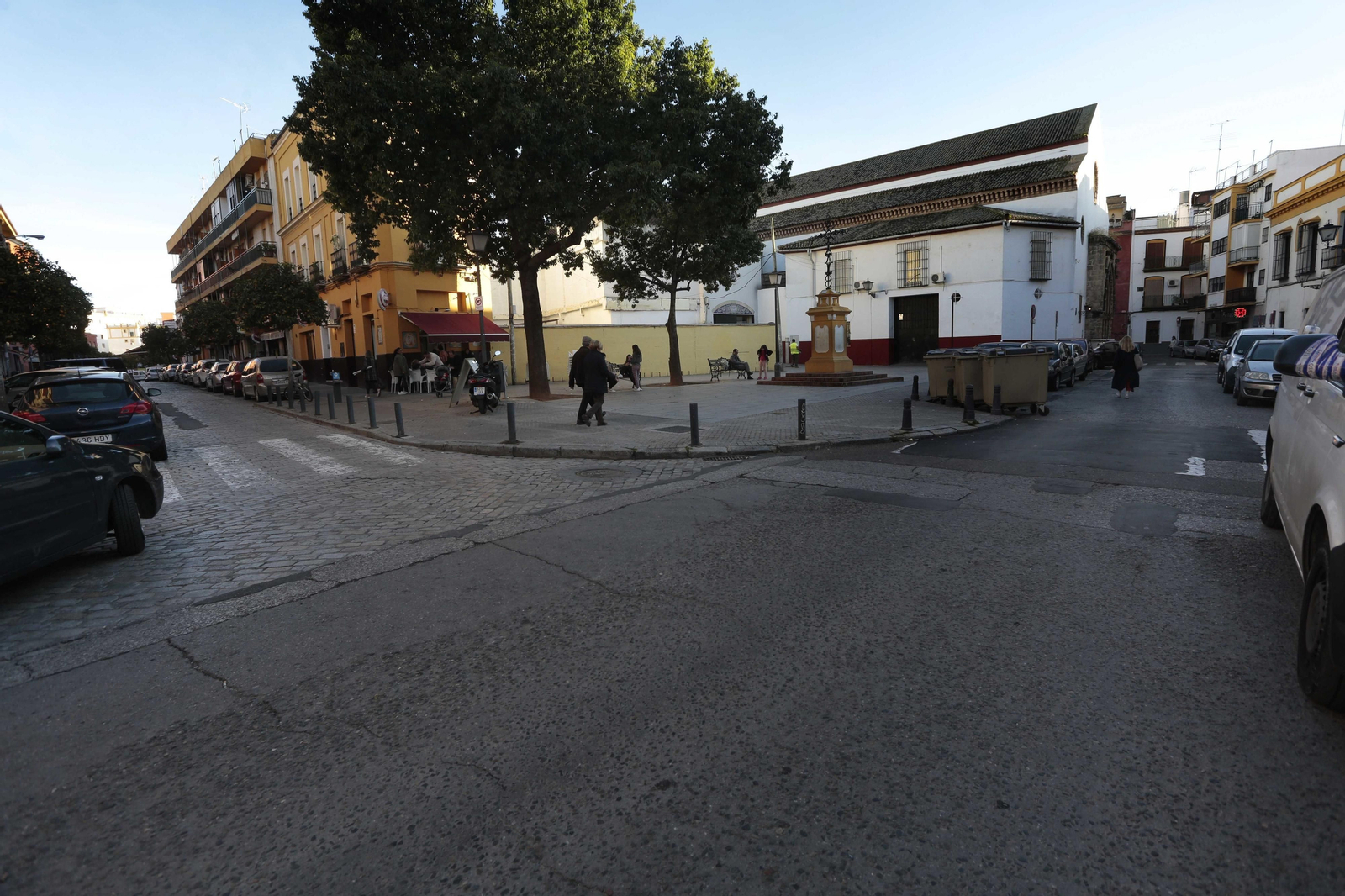 Imagen general de la Plaza de San Julián, con la iglesia en el centro.