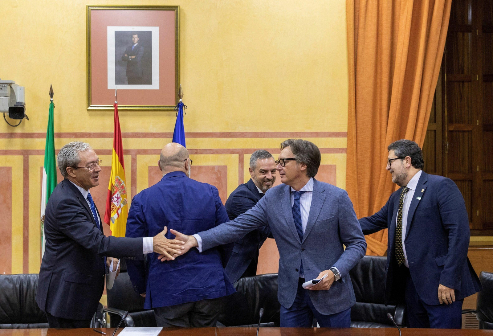 Rogelio Velasco saluda a Manuel Gavira tras la firma del pacto, con Alejandro Hernández, Juan Bravo y Francisco Serrano en la sala. Rogelio Velasco saluda a Manuel Gavira tras la firma del pacto, con Alejandro Hernández, Juan Bravo y Francisco Serrano en la sala.