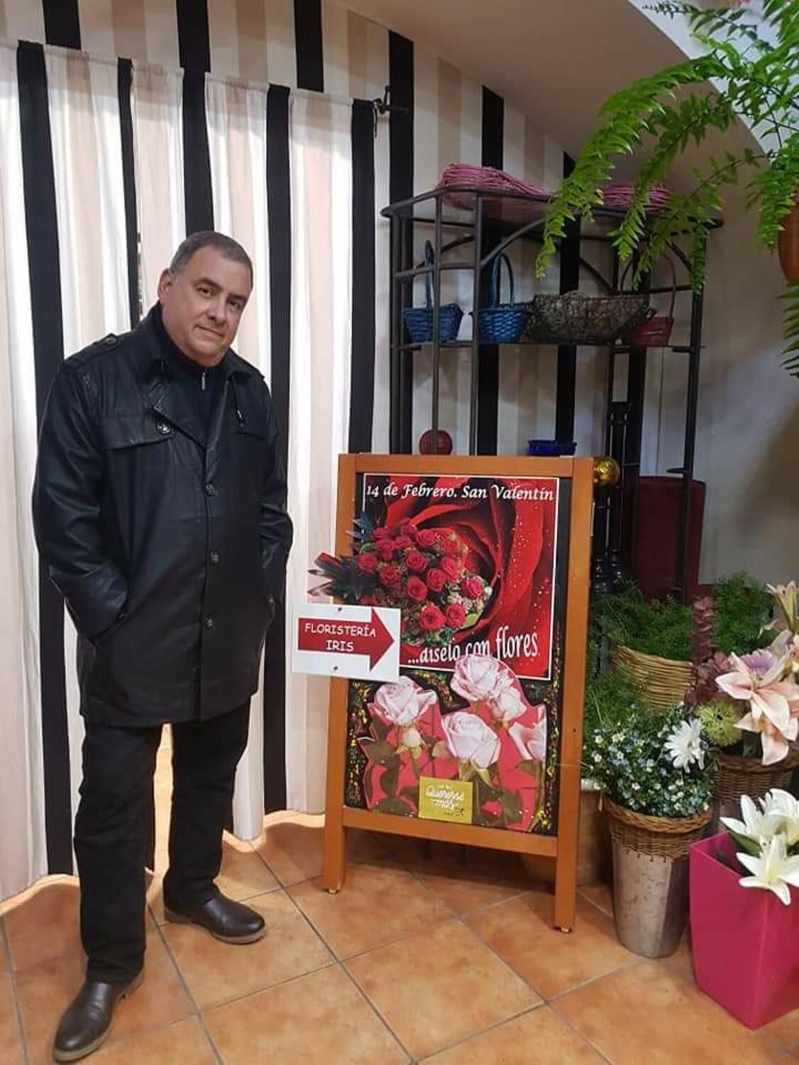 Erasmo Lazcano, presunto homicida de su mujer, en la floristería que ella regentaba.