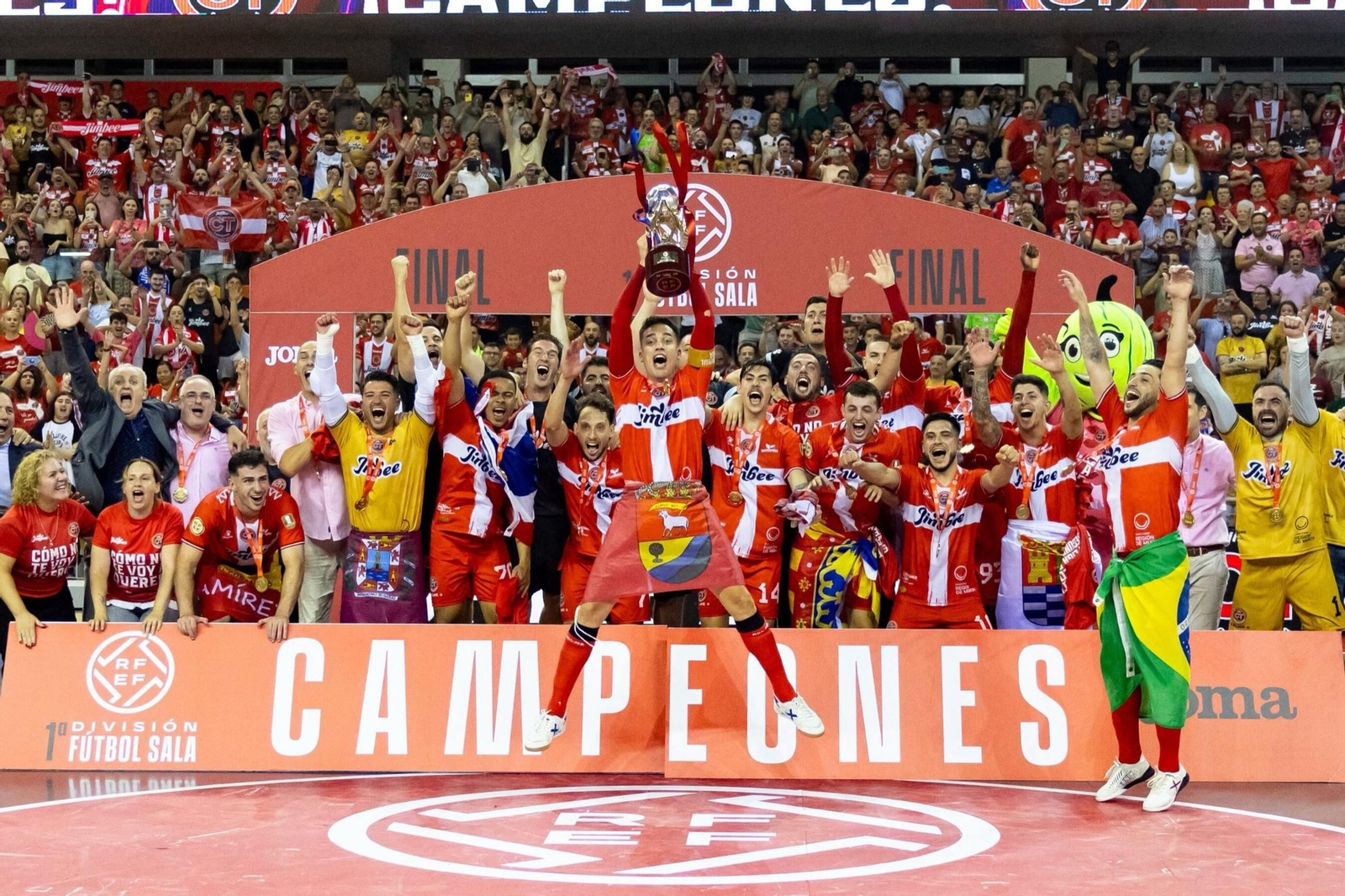 El Jimbee Cartagena recibe el trofeo de campeón de la pasada Liga.