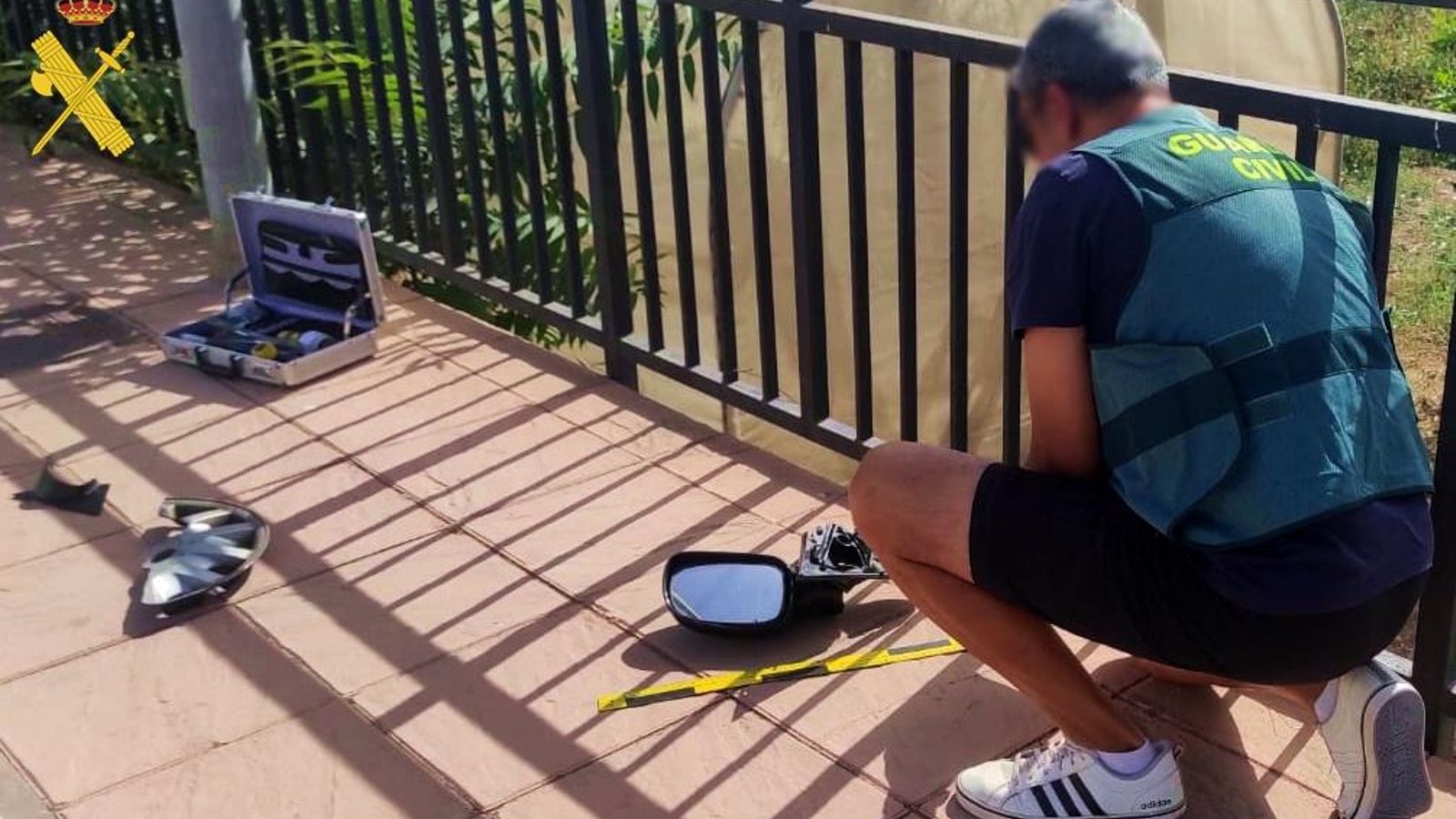 Un agente recoge restos del vehículo como pruebas en un accidente en el que el conductor se dio a la fuga