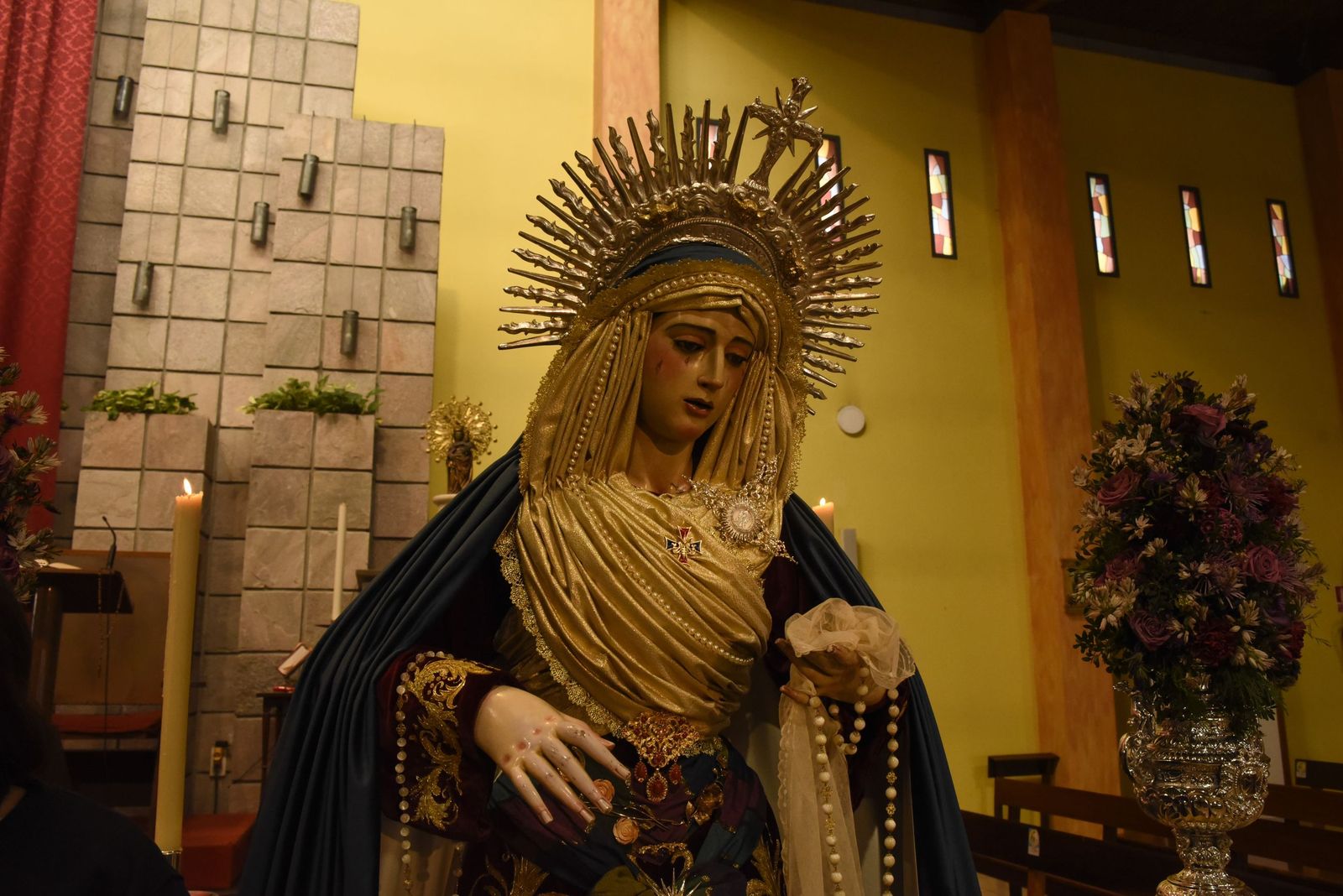 Las fotos del besapié del Medinaceli en la iglesia de Santiago de La Línea