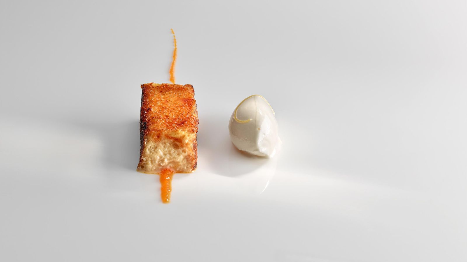 Torrija caramelizada hecha a la antigua con su crema helada.