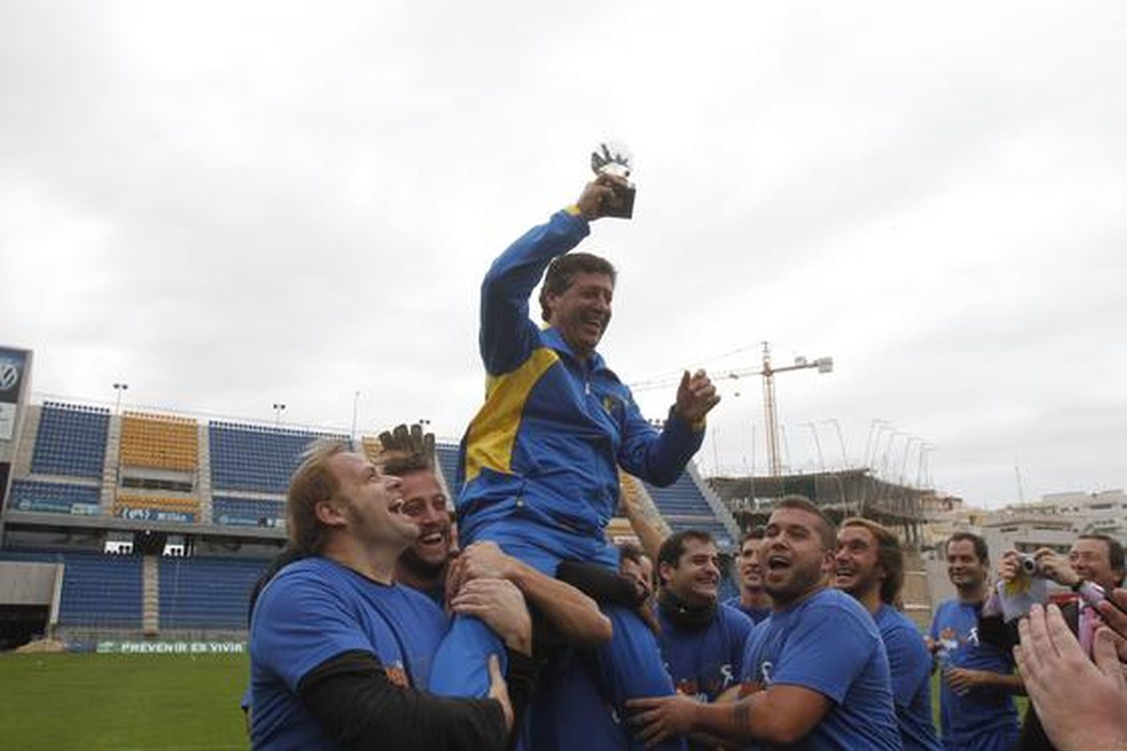 El partido de los Reyes Magos congregó a unas 3.000 personas que disfrutaron del espectáculo futbolístico, al mismo tiempo que colaboraban con la campaña  "Ningún niño sin juguete"

Foto: Lourdes de Vicente
