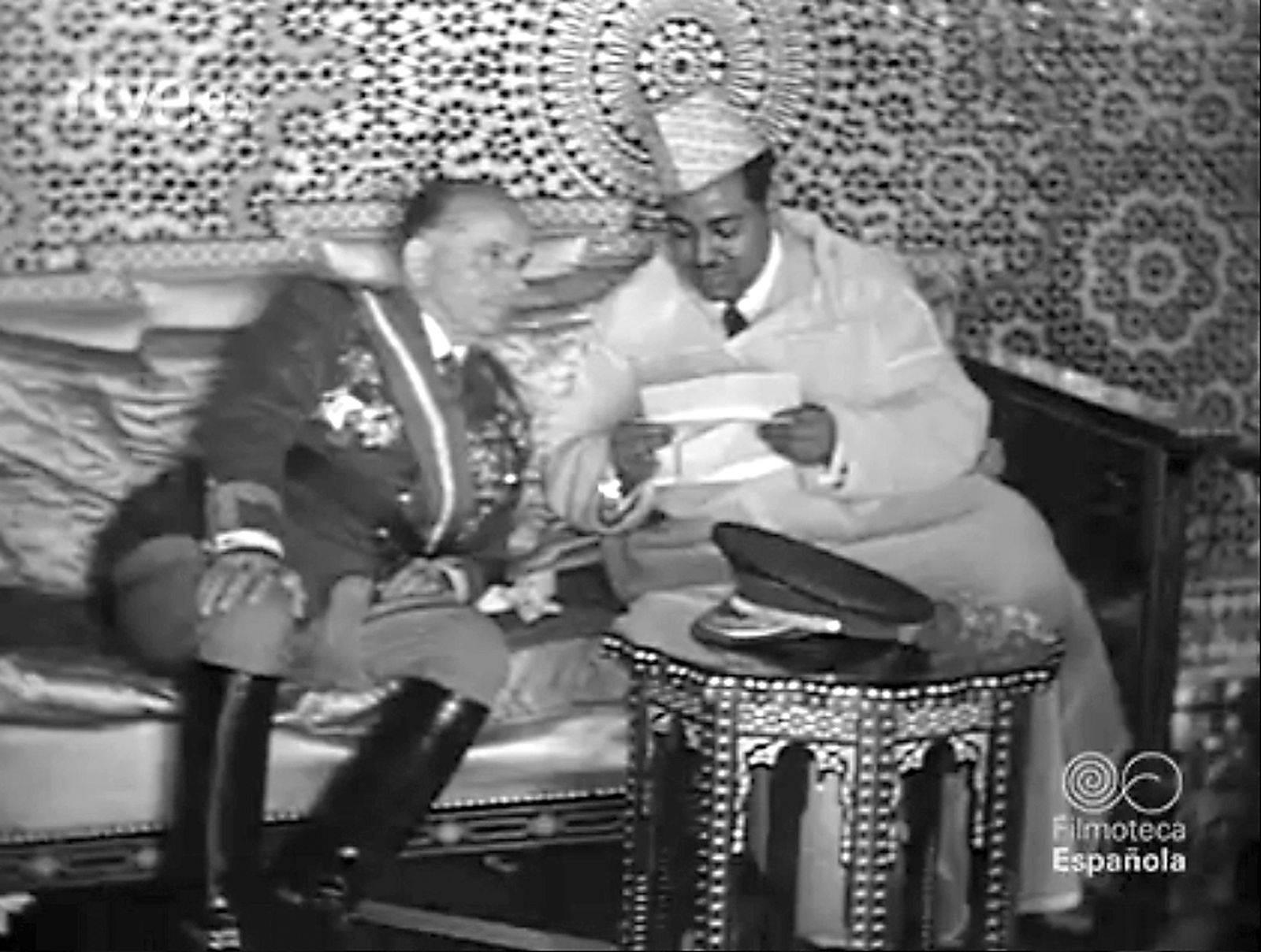 1. Cabecera del Nodo. 2. Varela y el Jalifa, en una imagen del reportaje del Nodo sobre los regalos de boda que recibe el representante del sultán en el Marruecos español. El Jalifa tiene en sus manos el cheque de un millón de pesetas que le regala Franco. 3. Varela, con uno de los dos caballos que regala el Ejército español. 4. El Chrysler último modelo que aportan los delegados de la Alta Comisaría. 5. El reloj estilo Regencia, obsequio de los ministros del Gobierno español. 6. La diadema que le regalan a la novia los señores de Varela "en nombre de la mujer española".