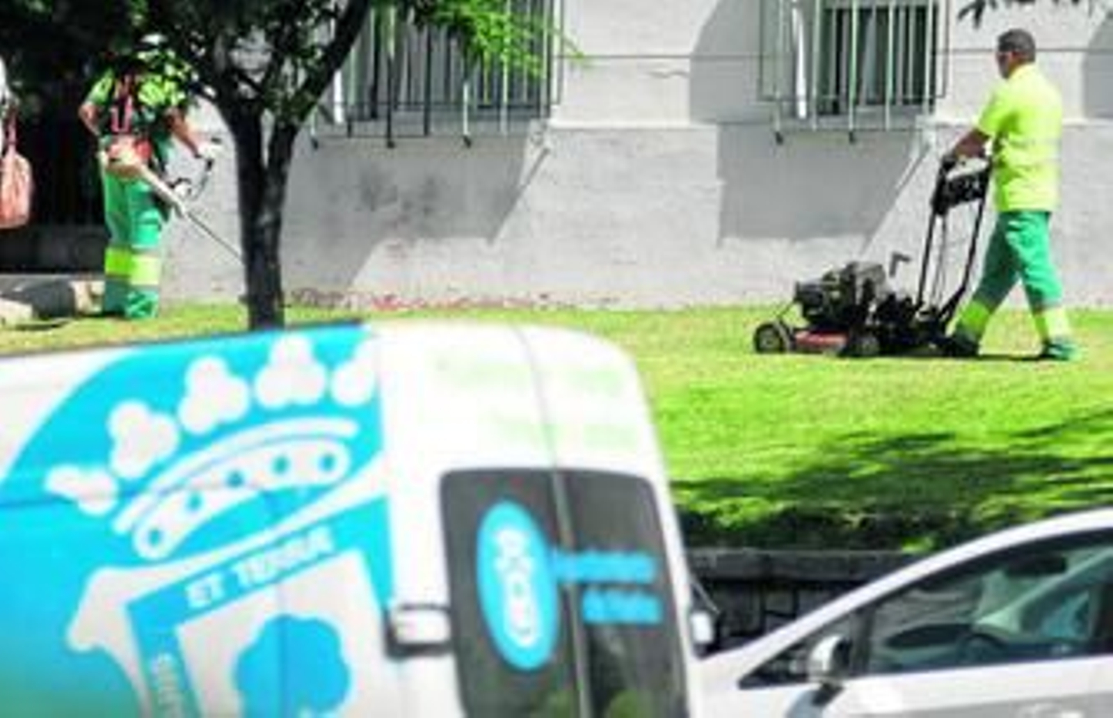 Un operario del servicio de mantenimiento de zonas verdes, en Huerta Mena.