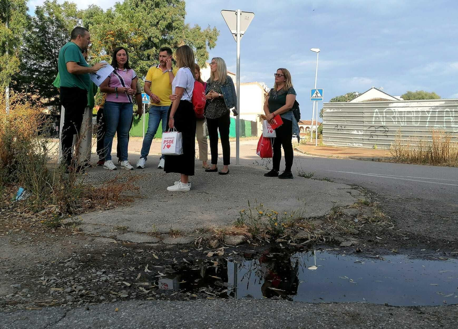 Reunión entre los responsables socialistas y los vecinos afectados.
