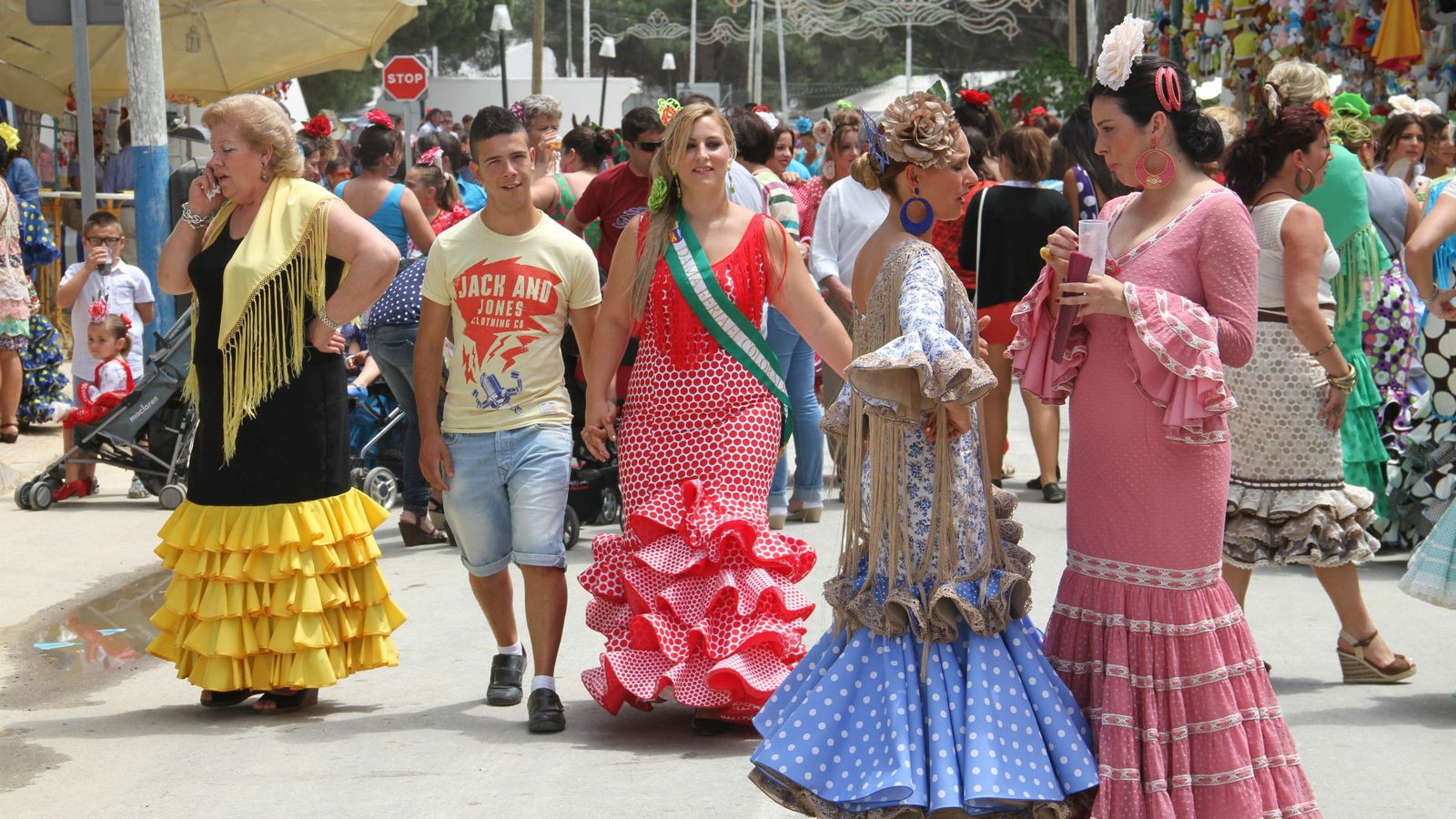 Transeúntes en las calles de la Feria de El Colorado