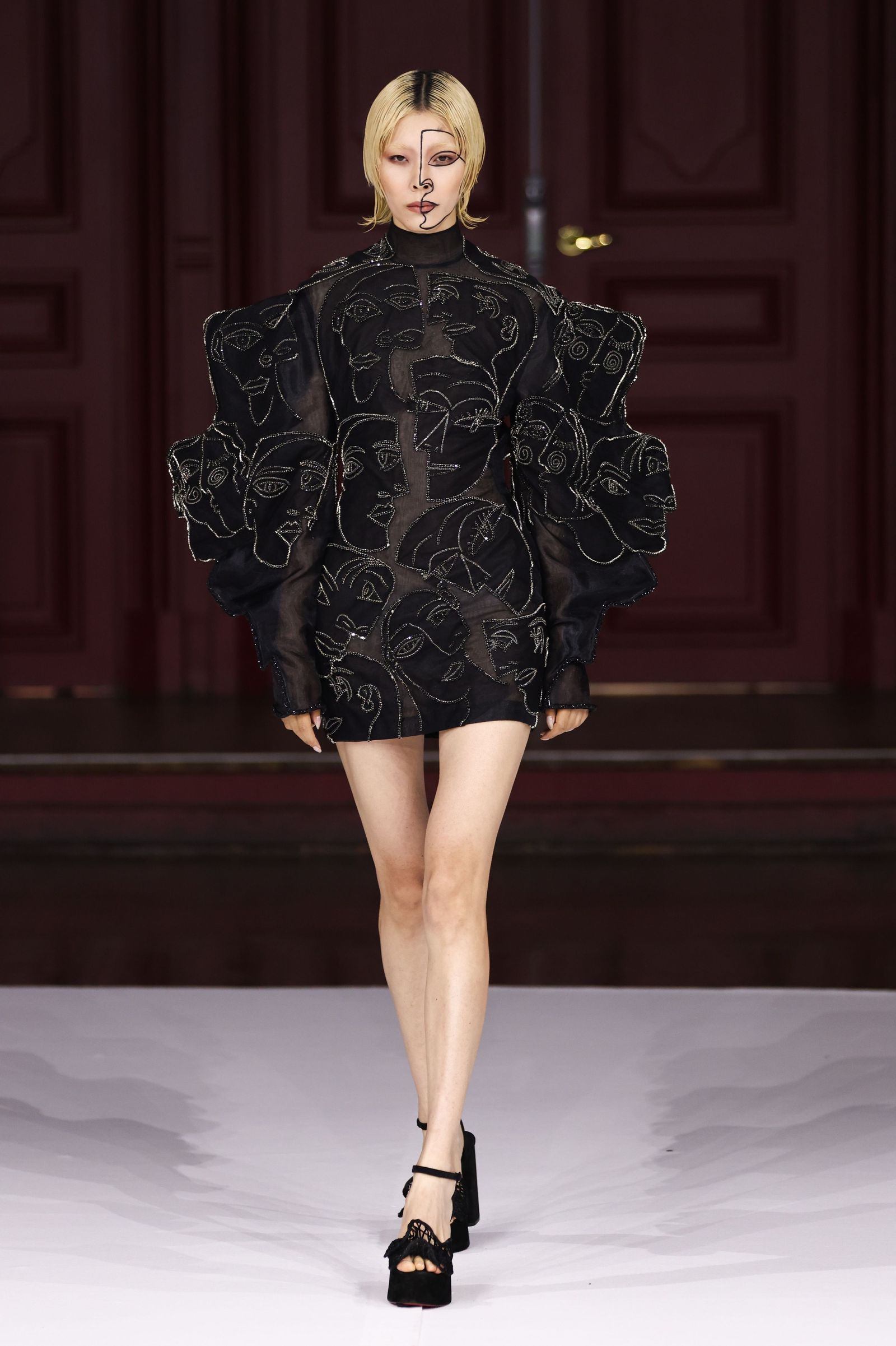 El desfile de la colección 'Fieras' de Juana Martín en París, en imágenes