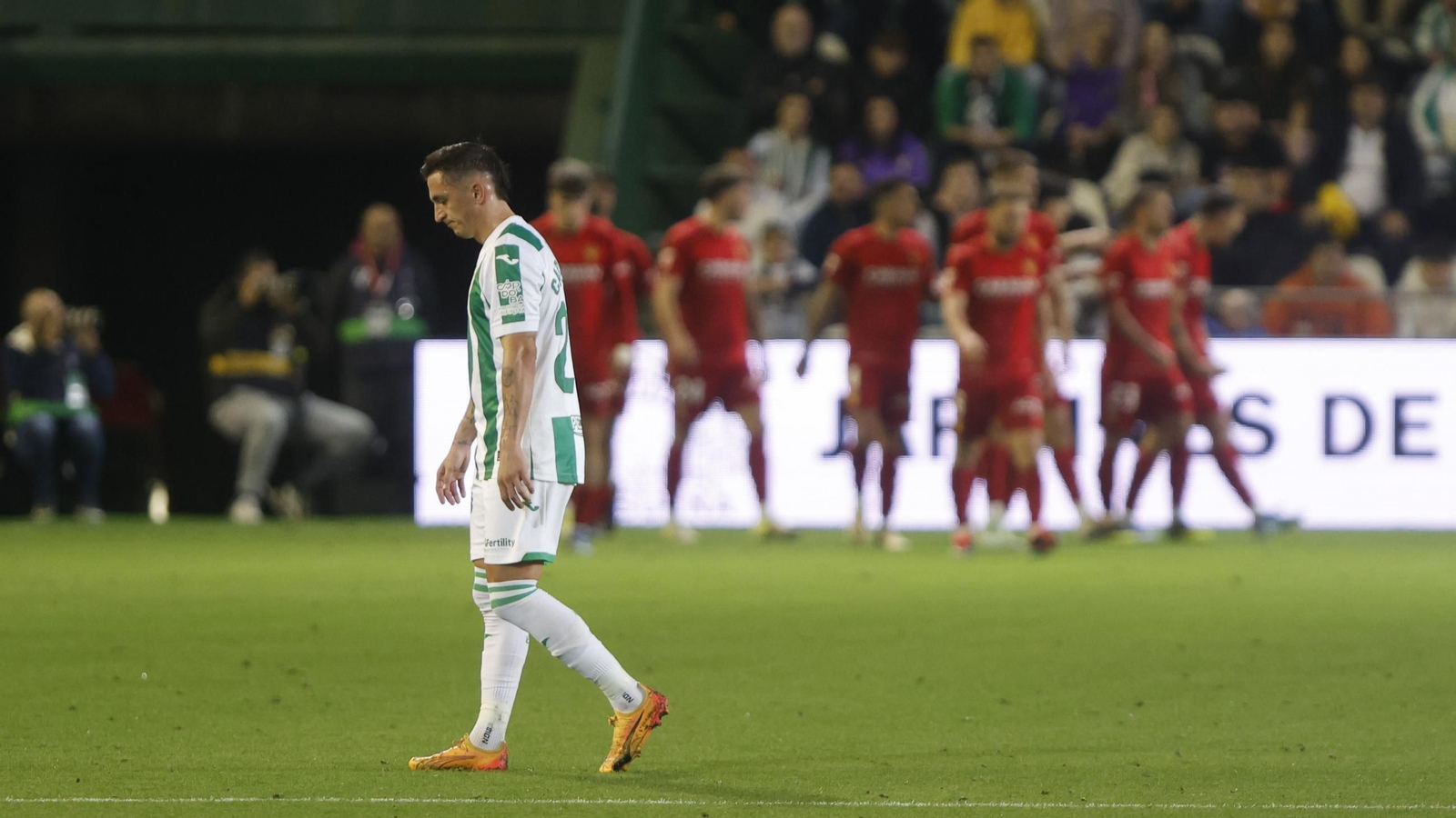 Carracedo, cabizbajo después del segundo gol del Zaragoza en el partido ante el Córdoba CF.