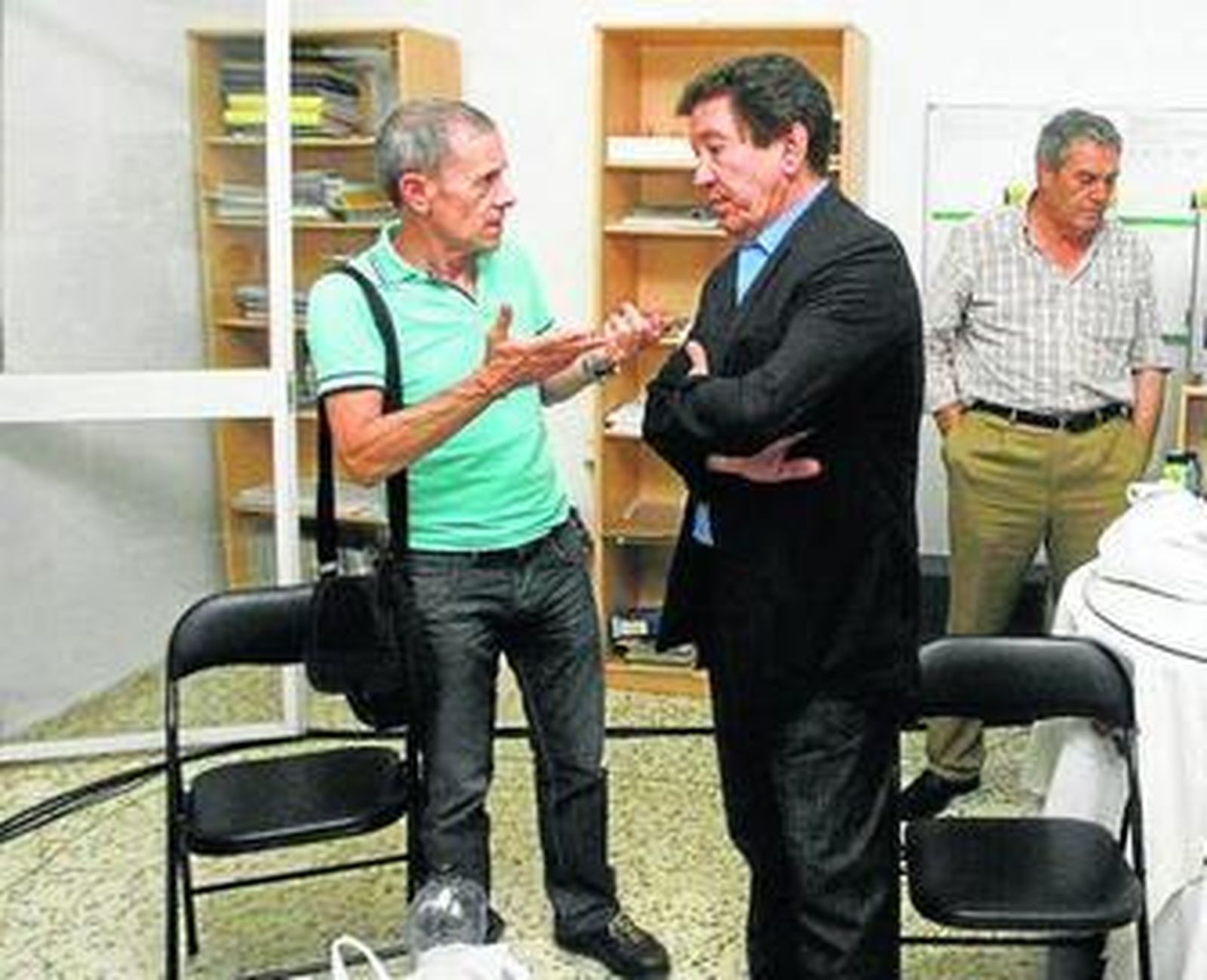 Tristeza y caras largas en la sede de IU en Puerto Real.