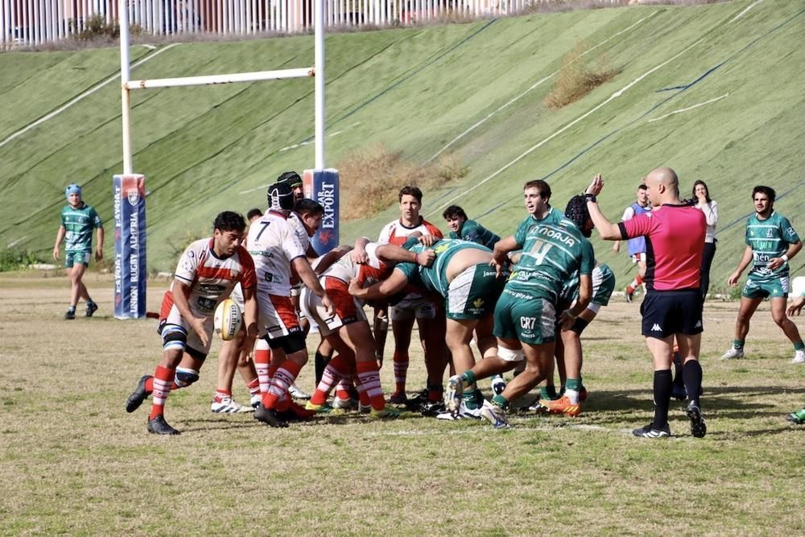 Los cruzados hilvanando una jugada de ataque en un encuentro de este curso.