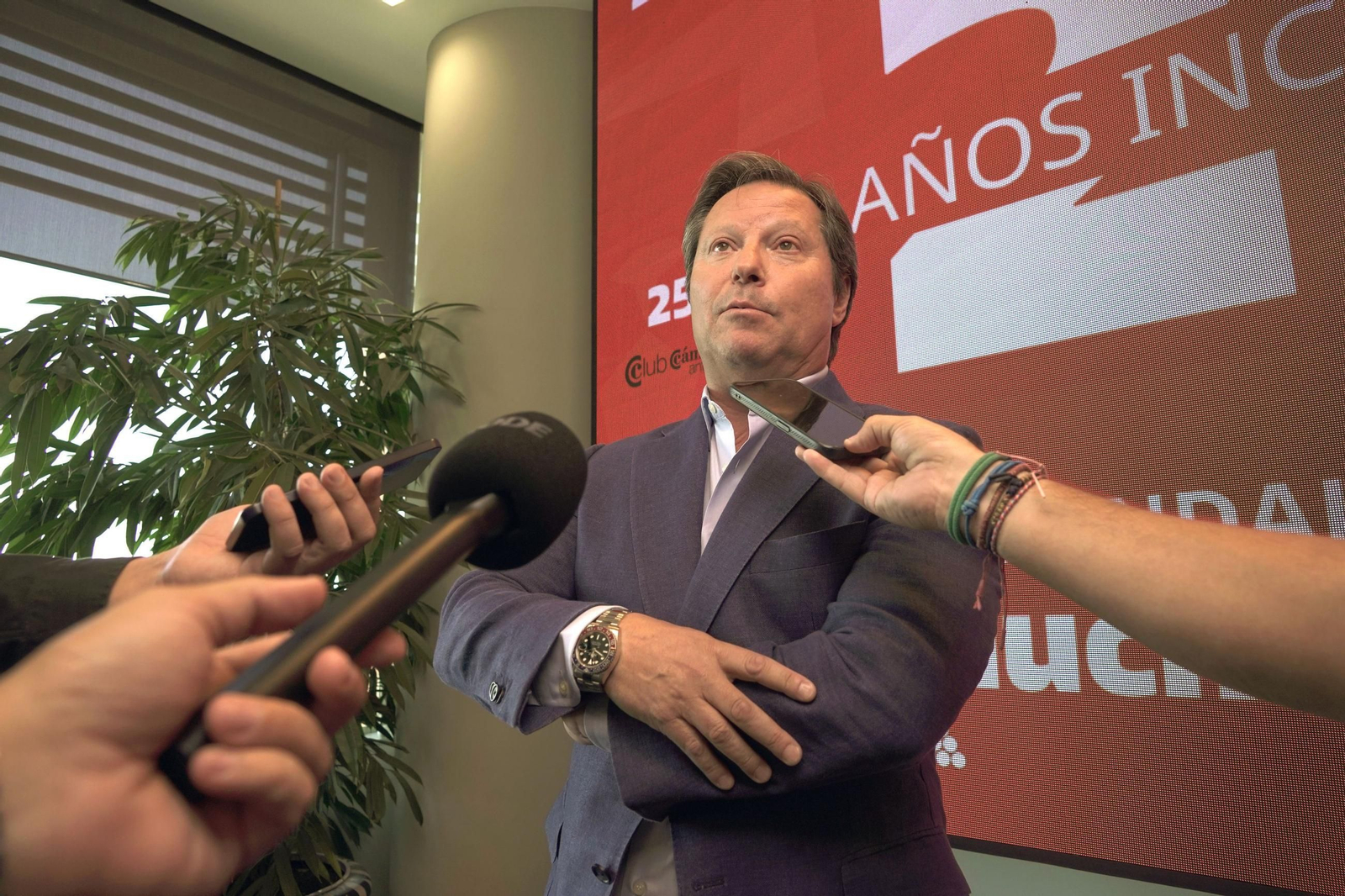 Antonio Lappí atiende a los medios de comunicación