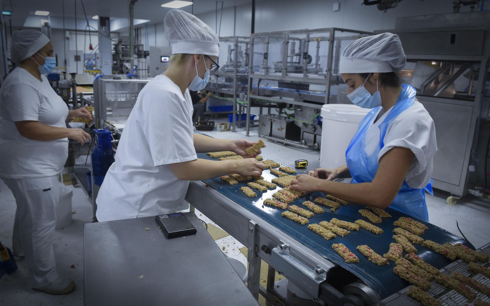 Trabajadoras en una fábrica de Estepa produciendo barritas energéticas.