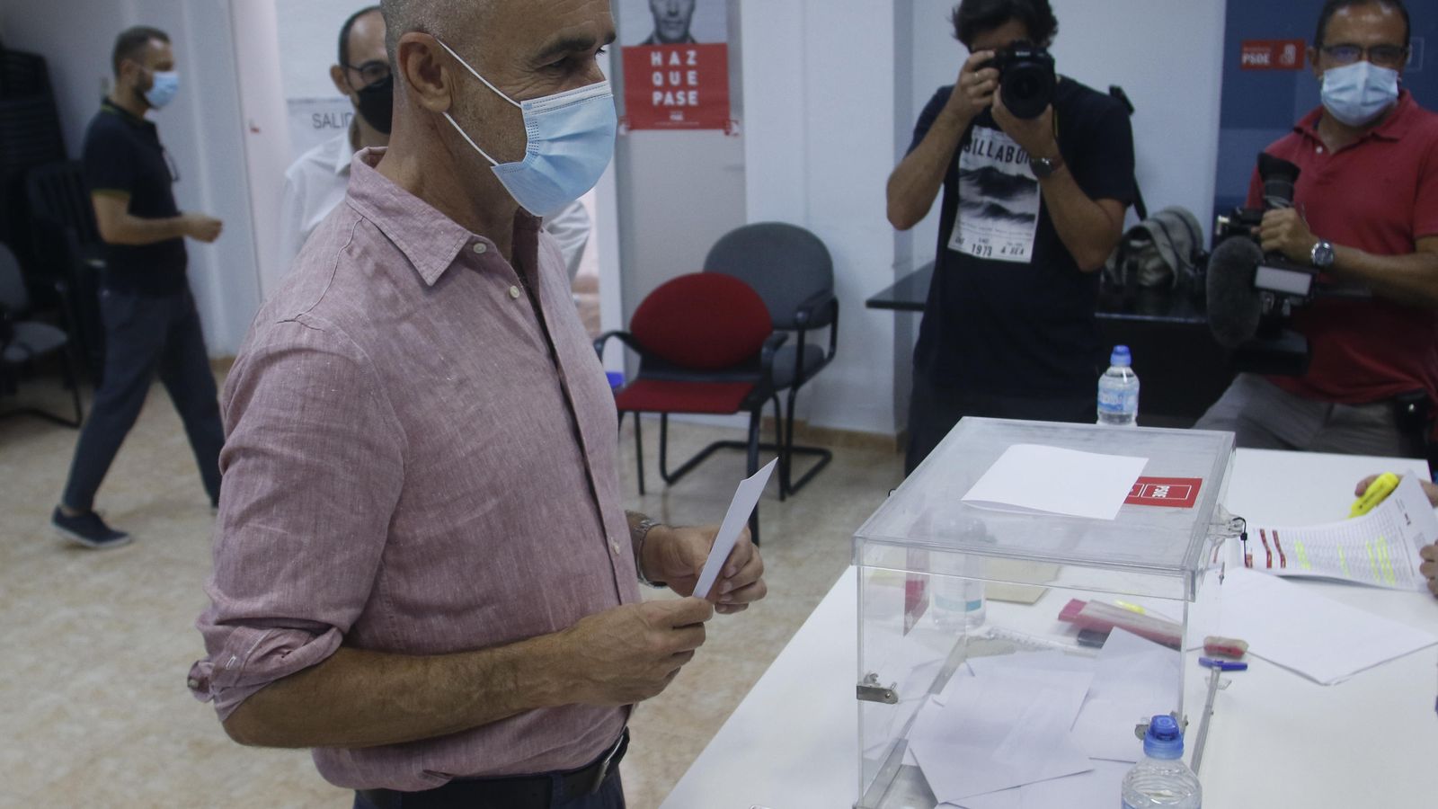 Antonio Muñoz vota en su agrupación el pasado domingo.