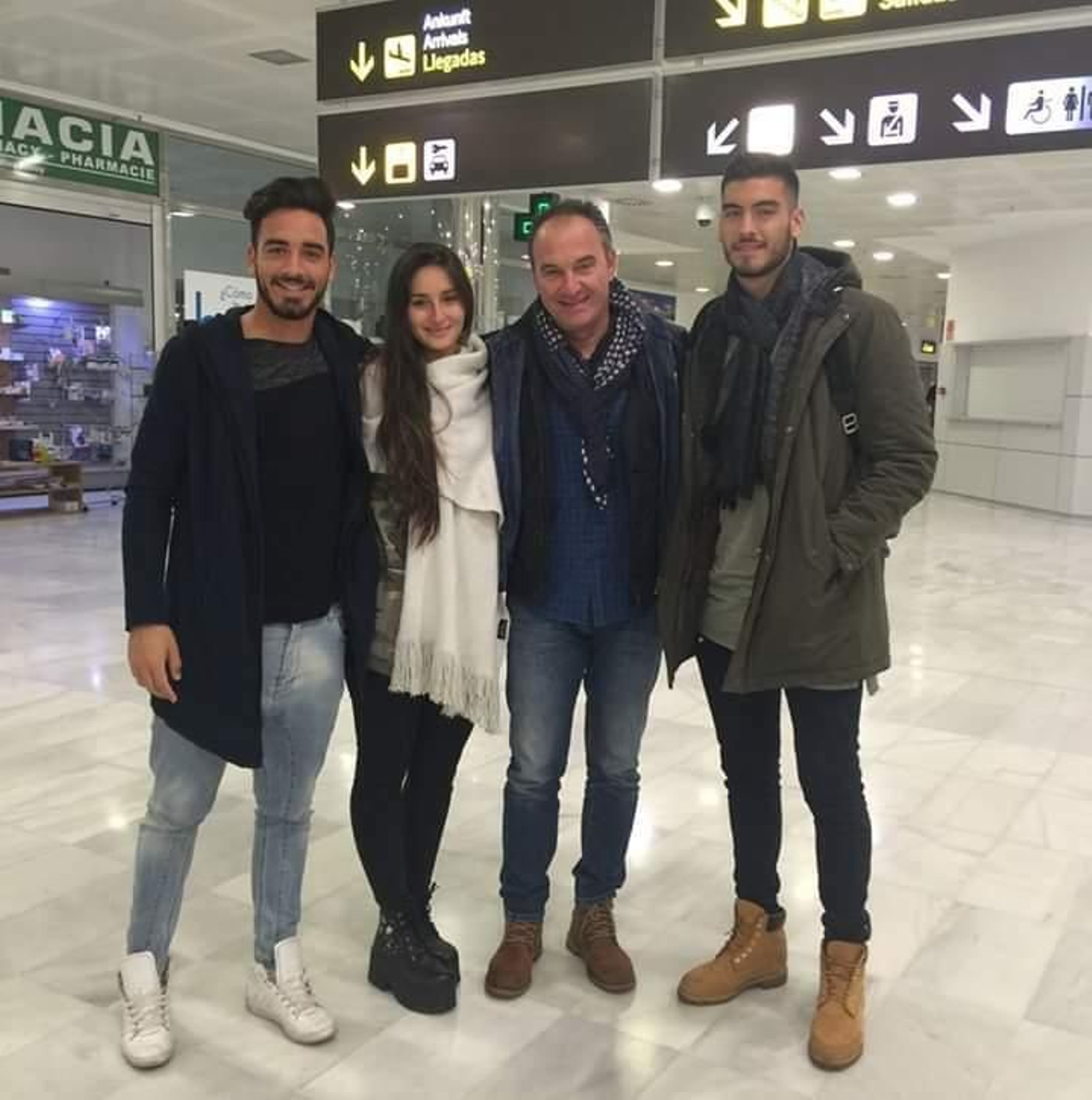 Daniel con sus tres hijos.