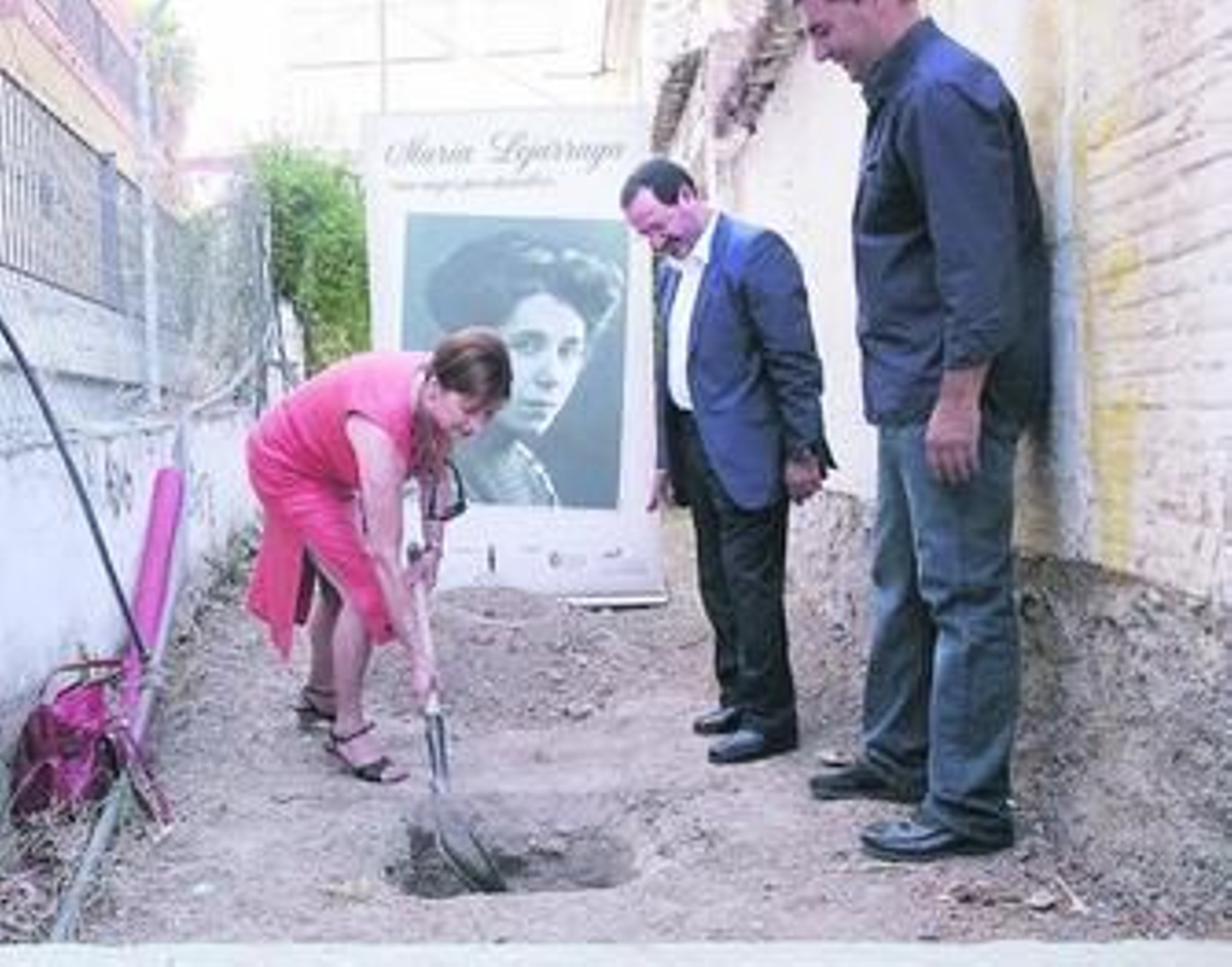 Herminia Fornieles pone la primera piedra para el comienzo de las obras de la futura biblioteca.