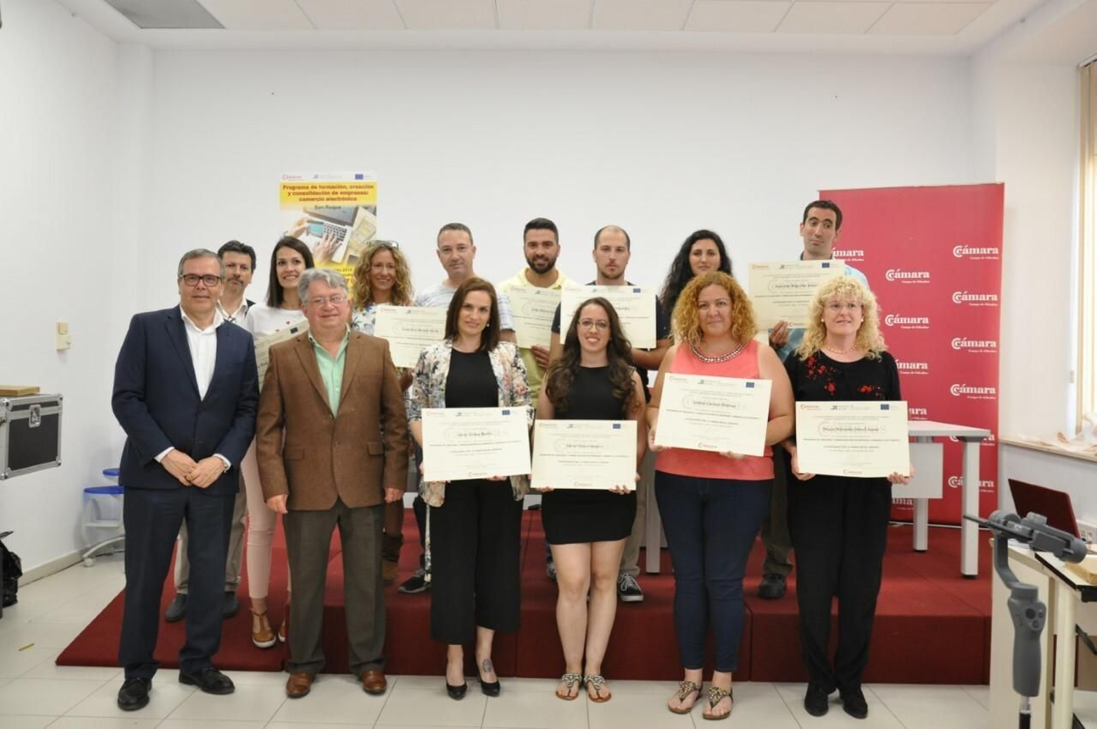 El grupo de participantes en el taller recoge sus diplomas.