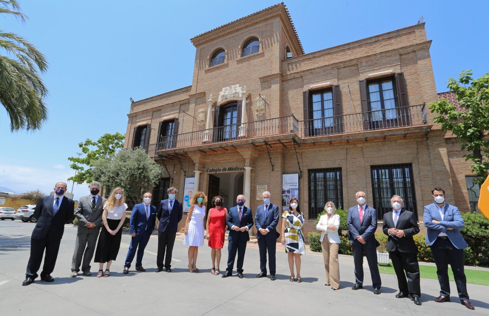 La nueva junta, frente al Colegio de Médicos