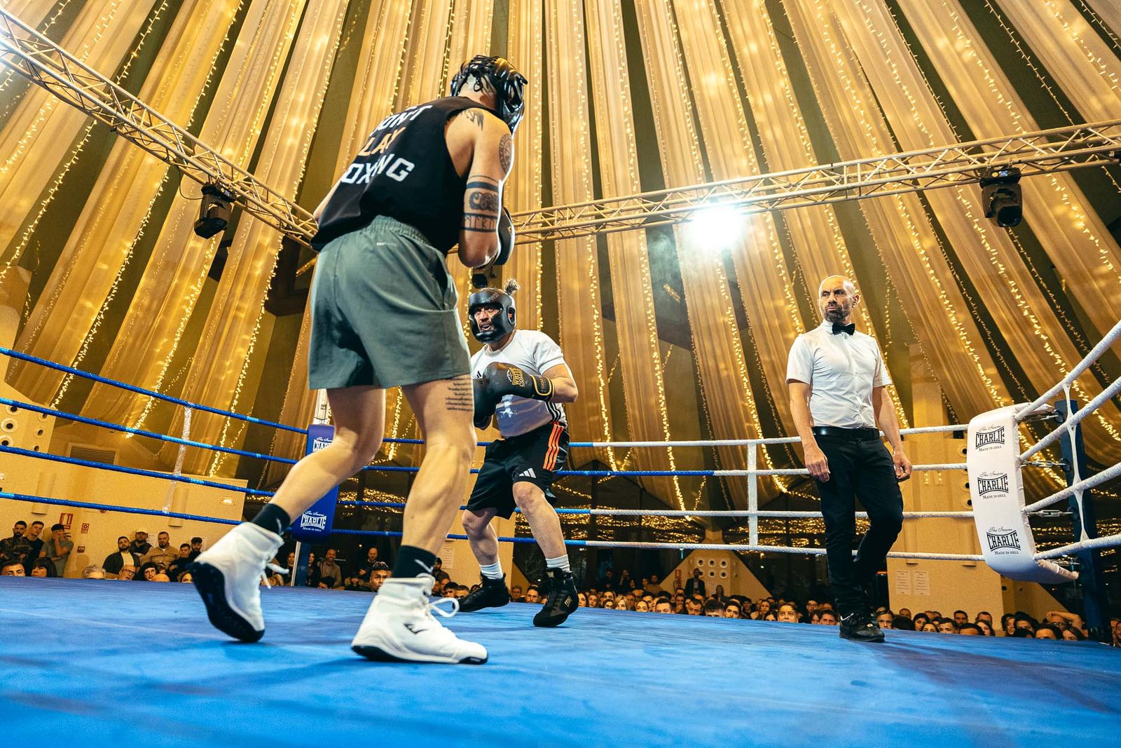 En imágenes: golpes solidarios en una impresionante White Collar Boxing