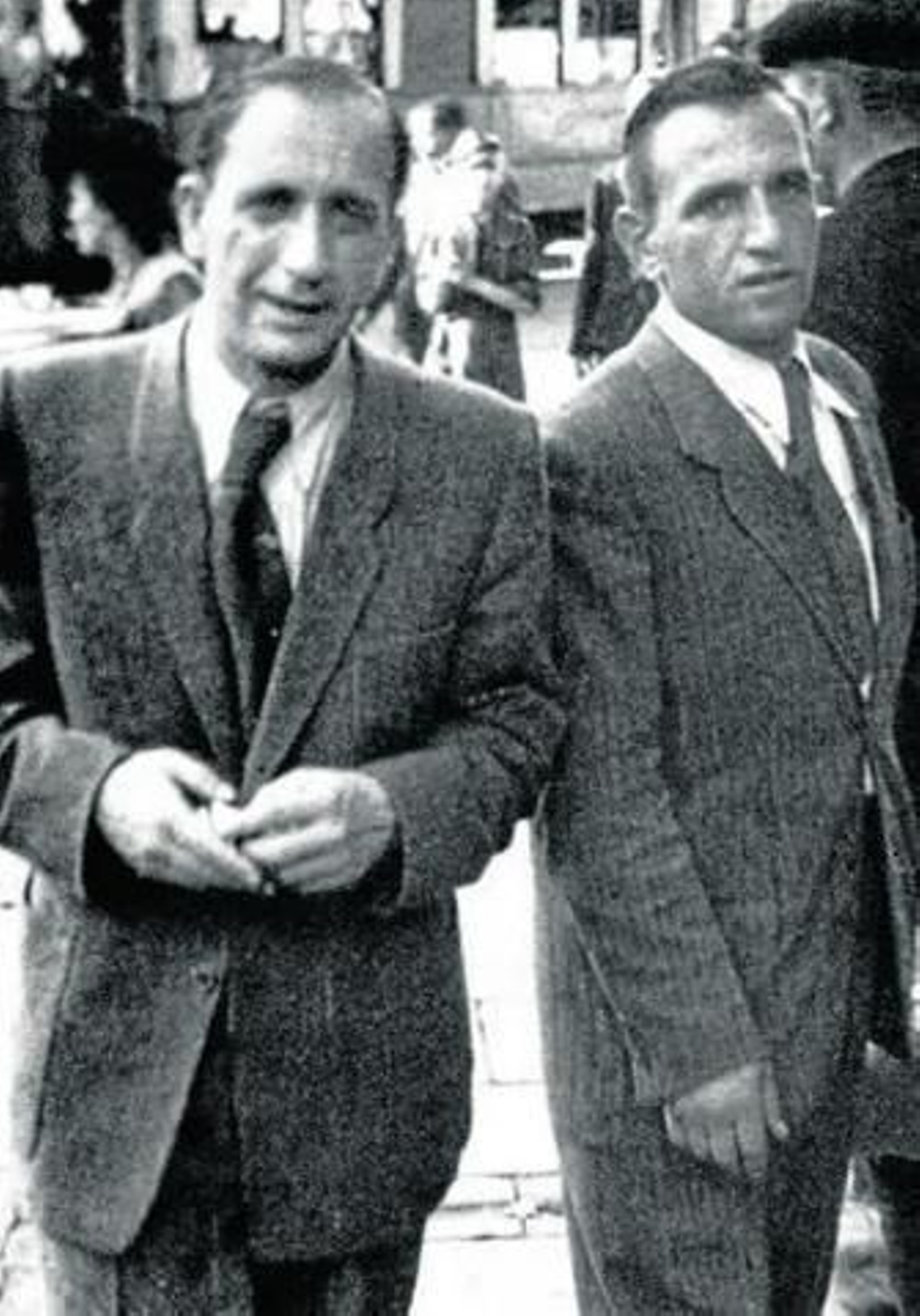 El superviviente y escritor Chil Rajchman (1914 - 2004), a la izquierda.