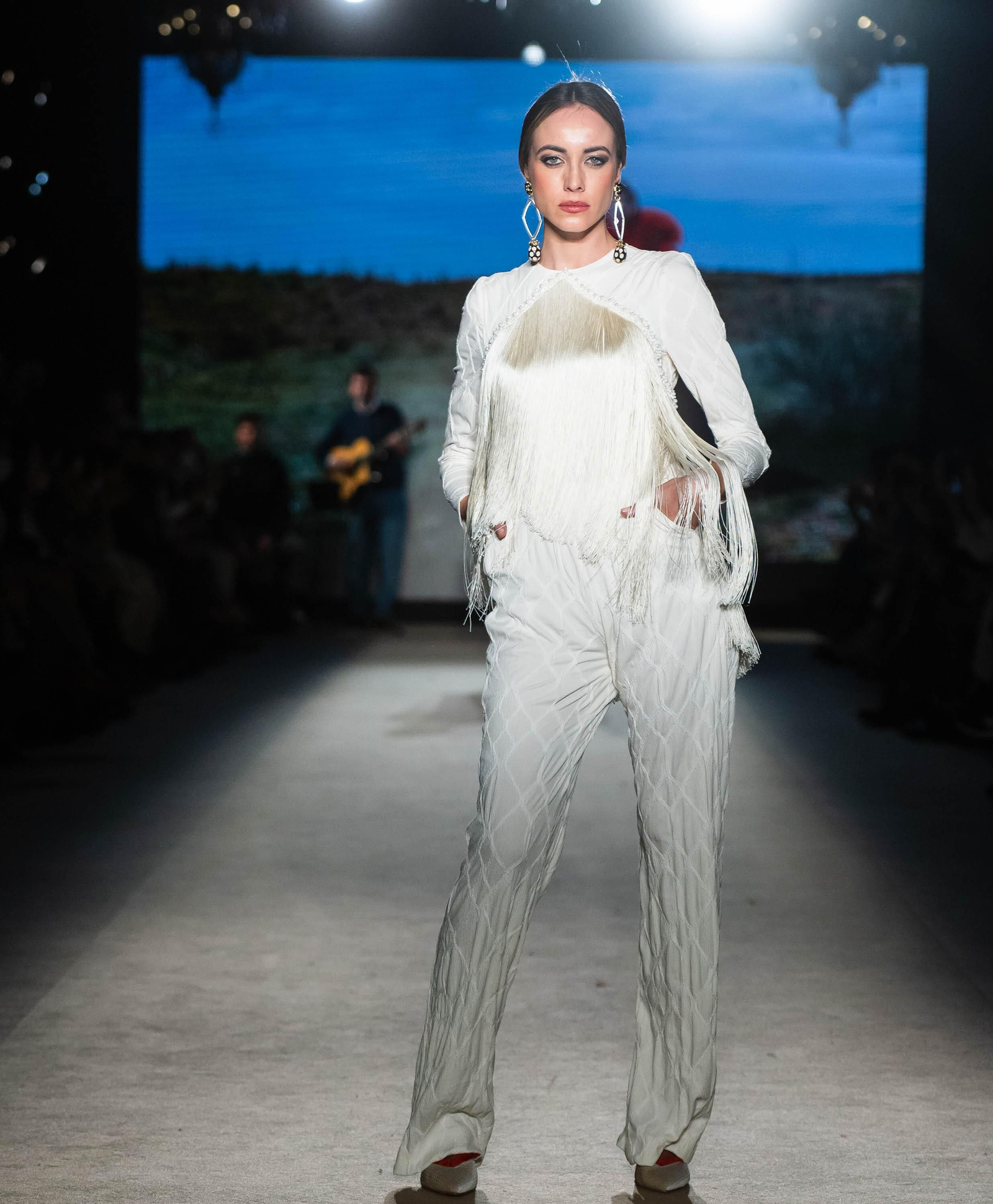 Los looks de invitada de primavera de Mónica Méndez, en imágenes