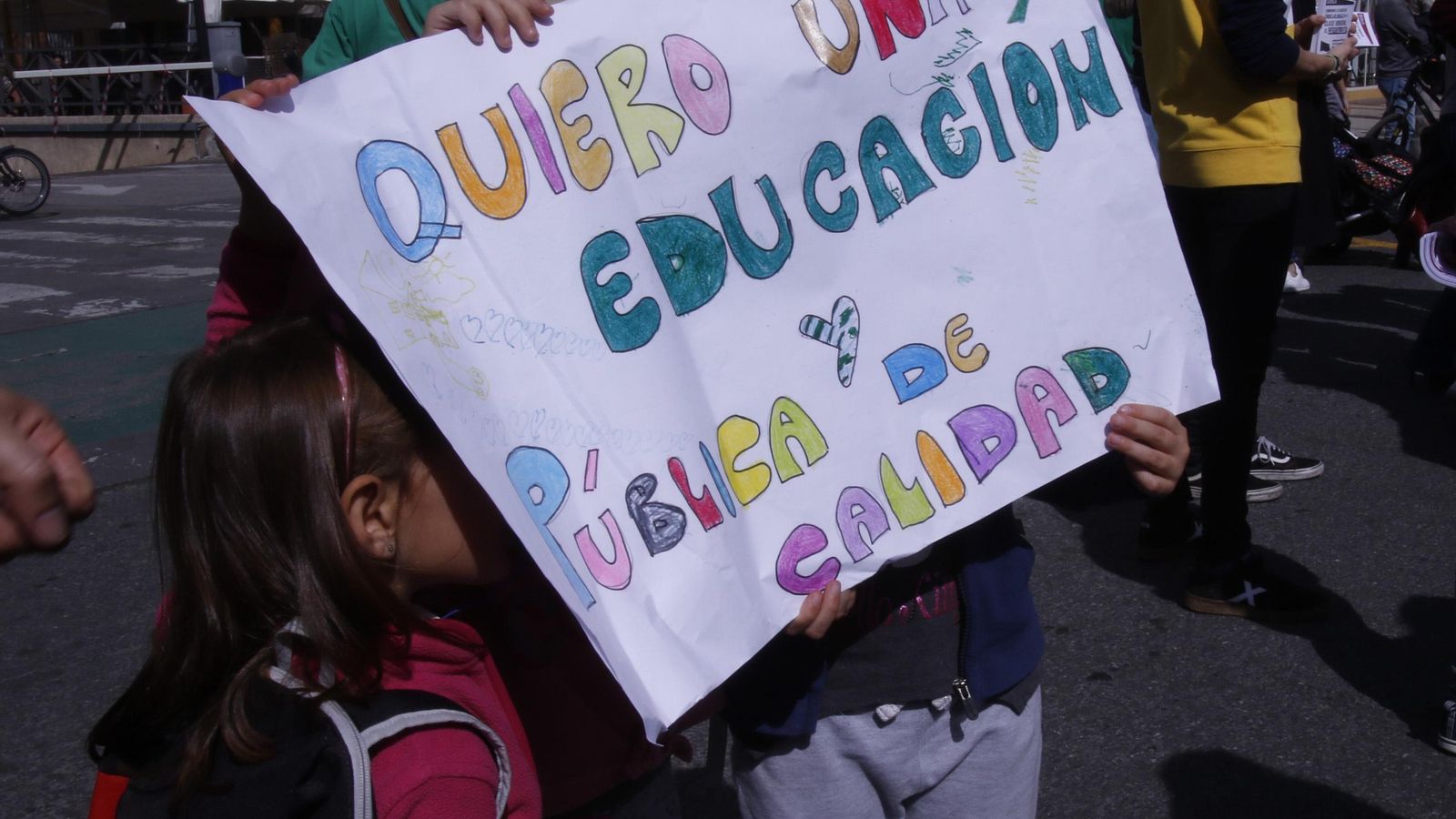 Una de las pancartas mostradas en la protesta por escolares. Una de las pancartas mostradas en la protesta por escolares.