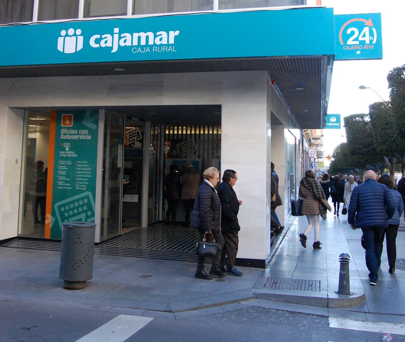 Exterior de una oficina de Cajamar.