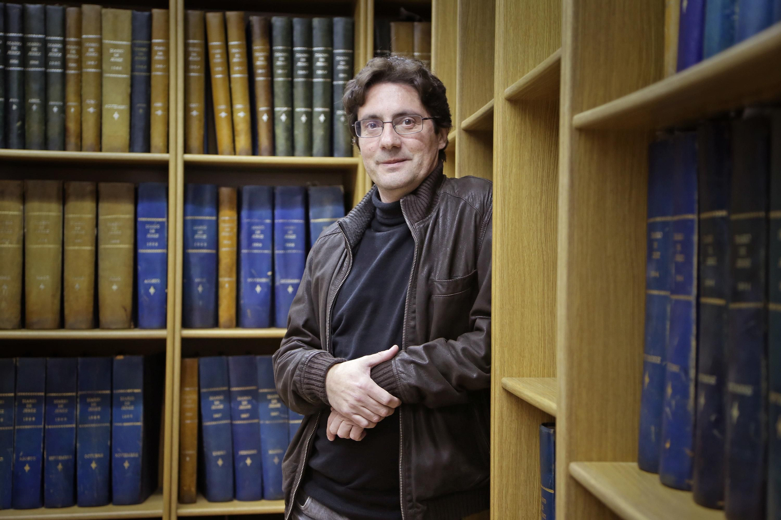 Fernando Taboada,  tras la entrevista, en la hemeroteca del Diario.