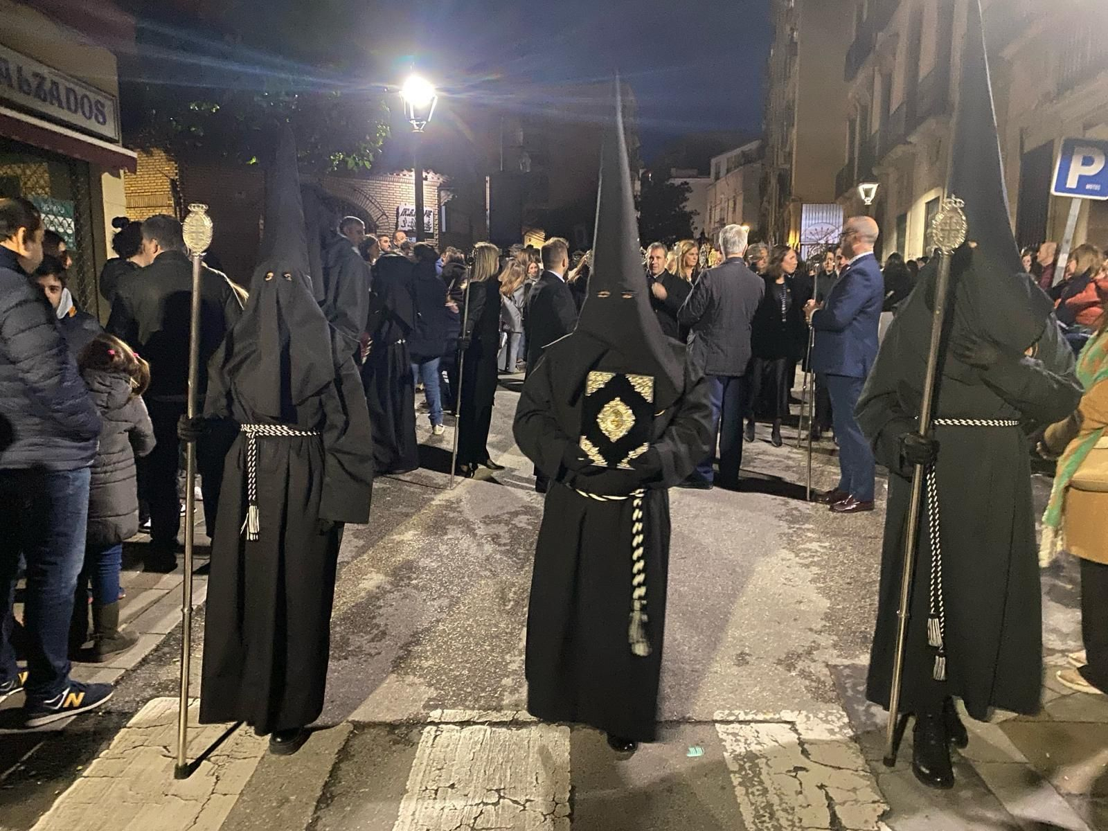 En imágenes: el Santo Sepulcro procesiona su luto por las calles de Jaén capital