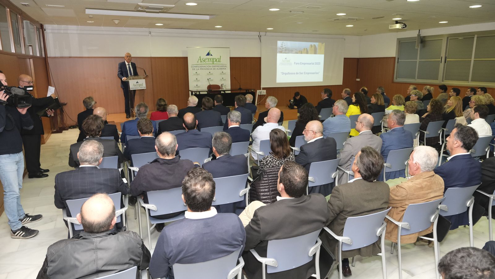 Imágenes de la conferencia de Alfonso Guerra en el Foro Empresarial de Asempal, en Almería