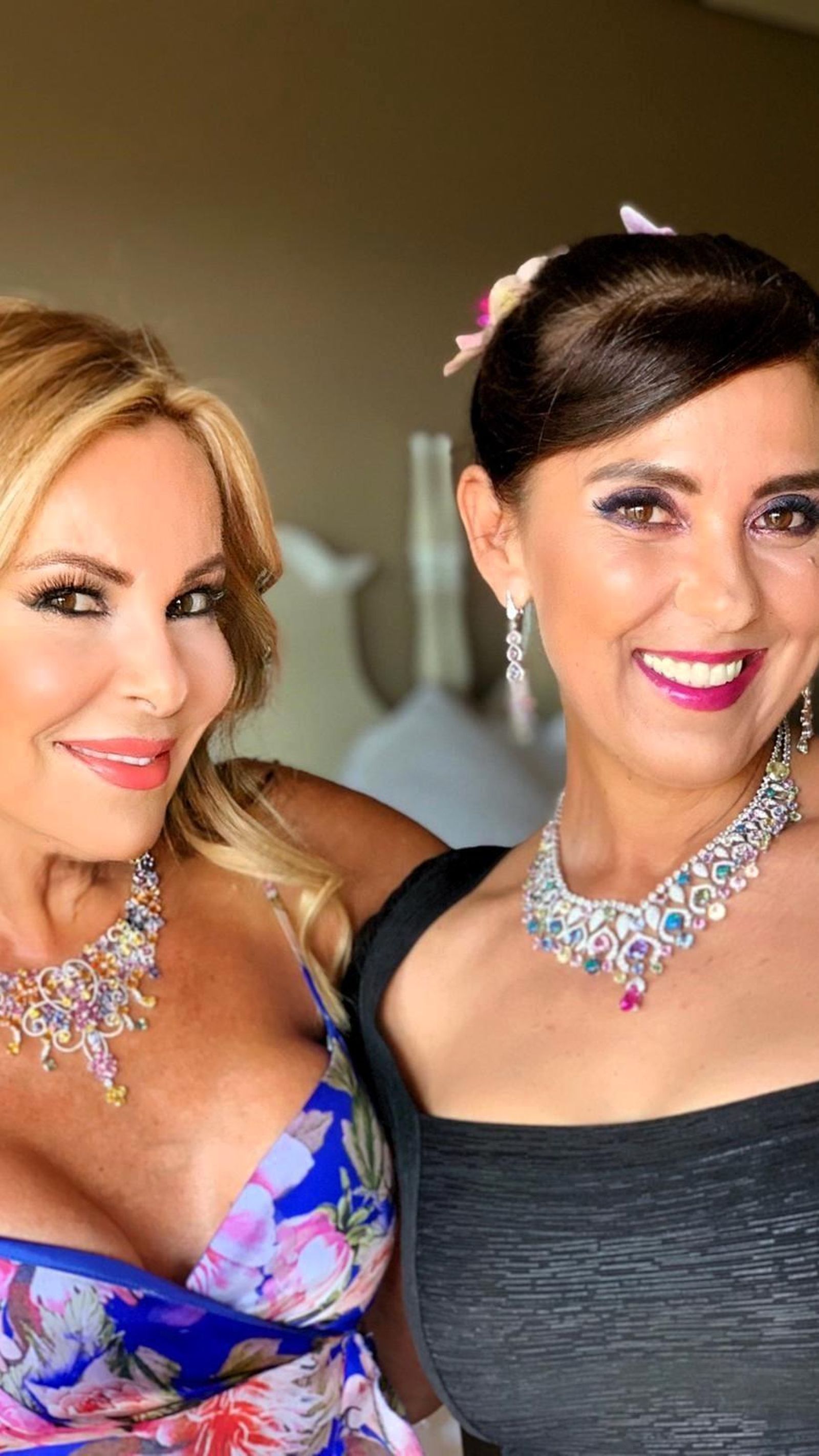 Ana Obregón y  Marina Gómez  con joyas de la casa.