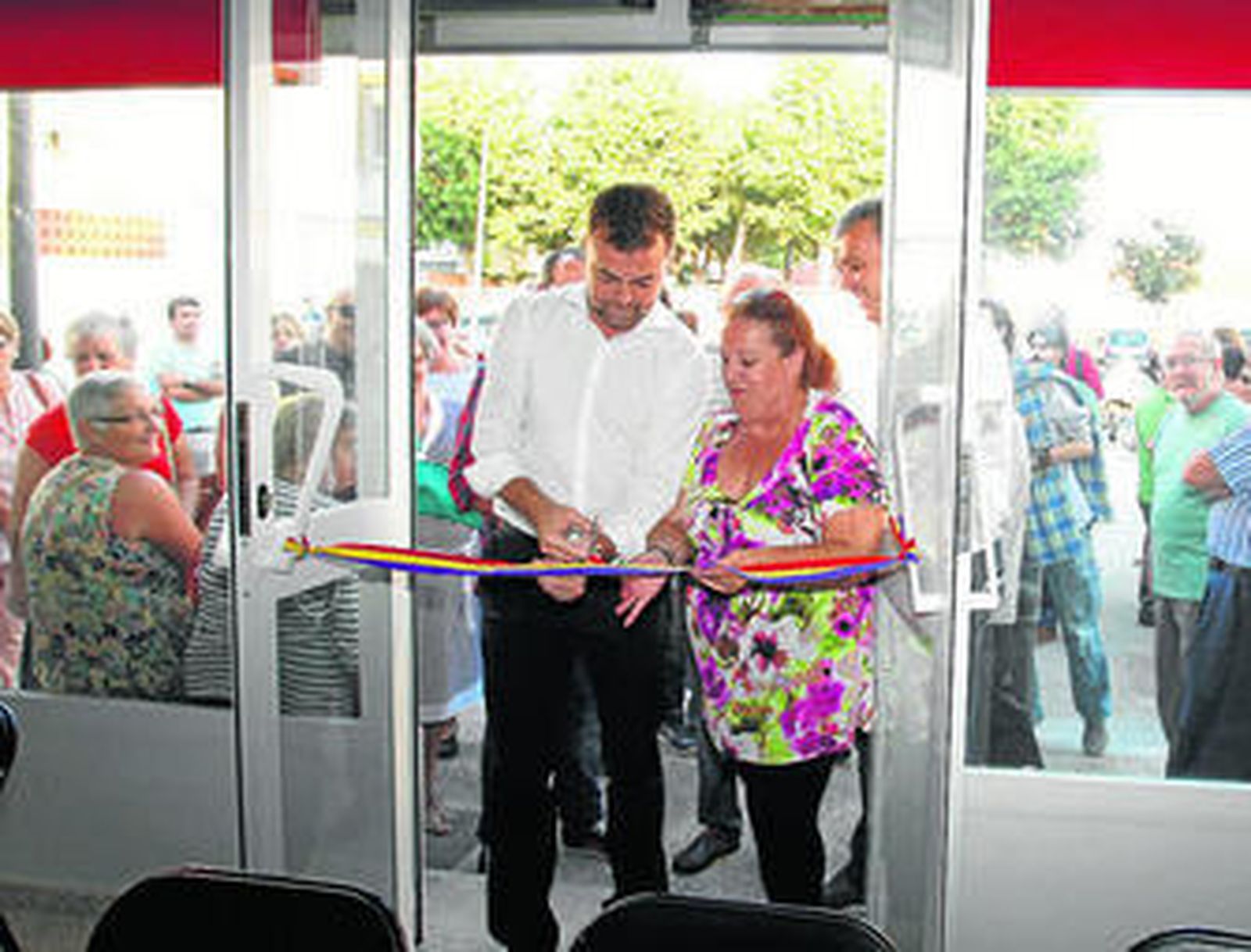 Antonio Maíllo corta la cinta durante la inauguración de la nueva sede de IU de La Línea.