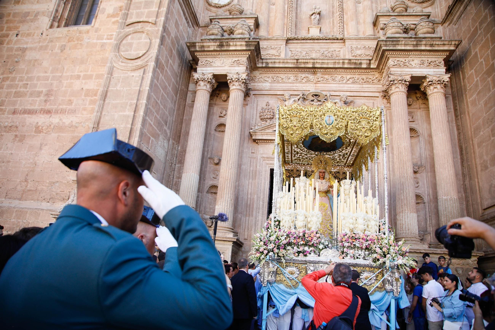 Vea la salida de la Hermandad de Los Ángeles de la Catedral de Almería