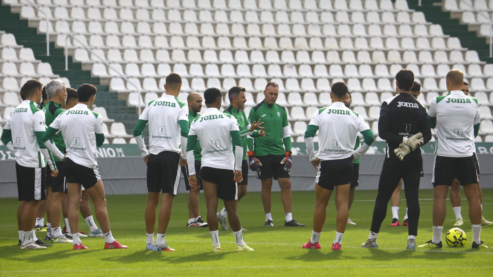 Iván Ania se dirige a sus jugadores en un entrenamiento del Córdoba CF.