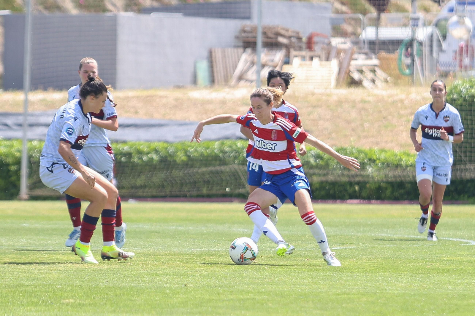 Lauri hace un recorta a una jugadora del Levante UD la pasada temporada. Lauri hace un recorta a una jugadora del Levante UD la pasada temporada.