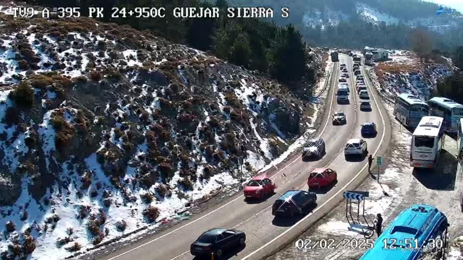 Buses estacionados en el margen de la A395.