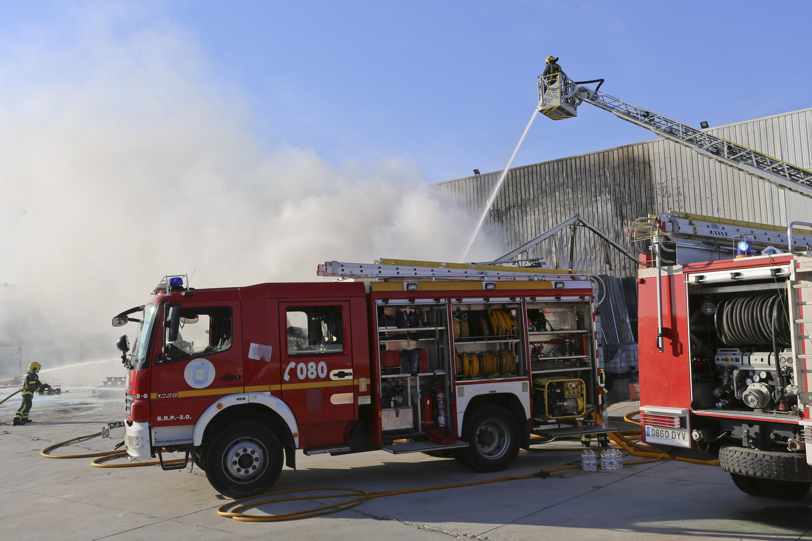 Las fotos del incendio en una nave de aceites del polígono Guadalhorce
