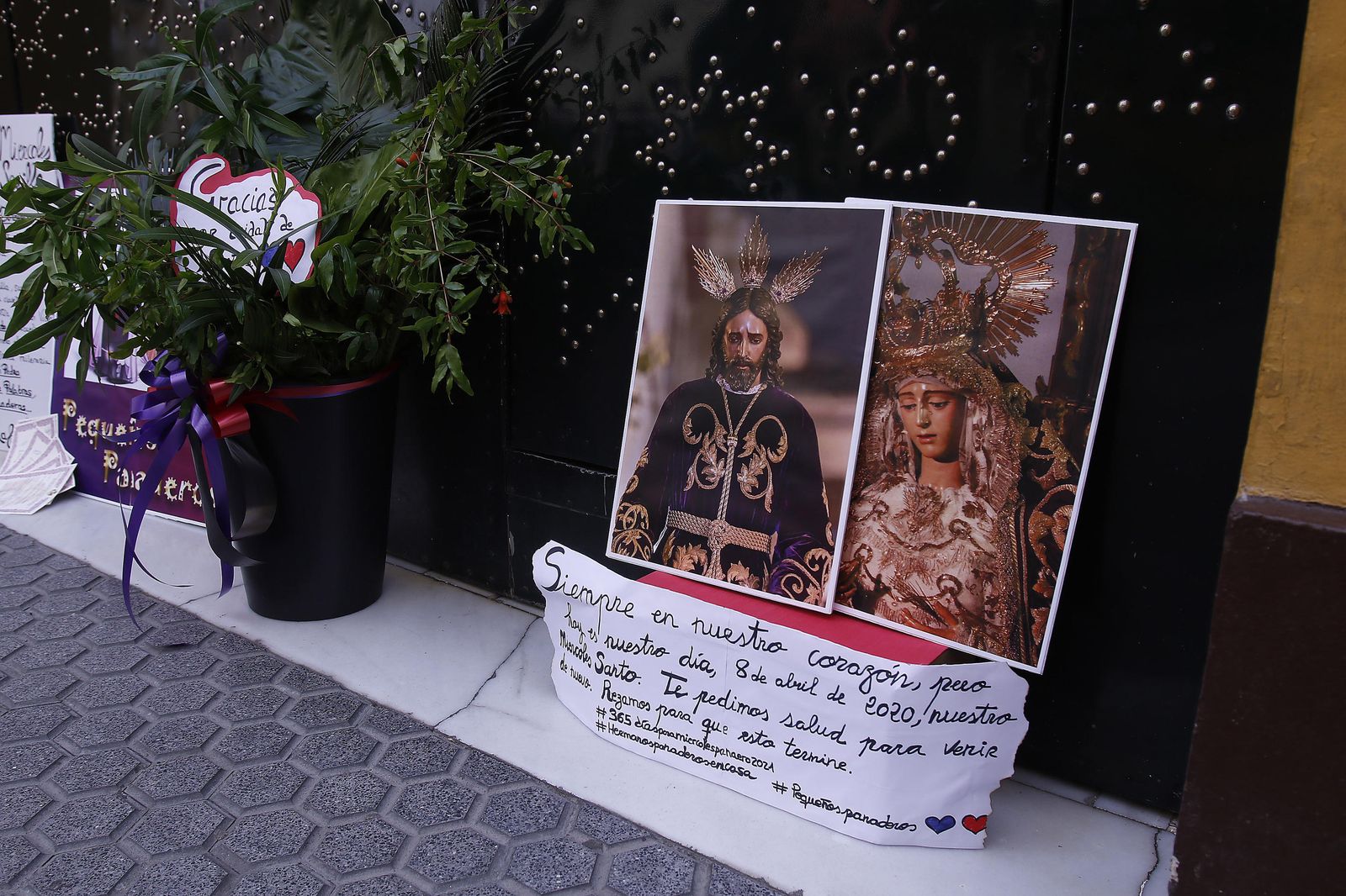 Flores, estampas y mensajes en la puerta de la capilla de los Panaderos
