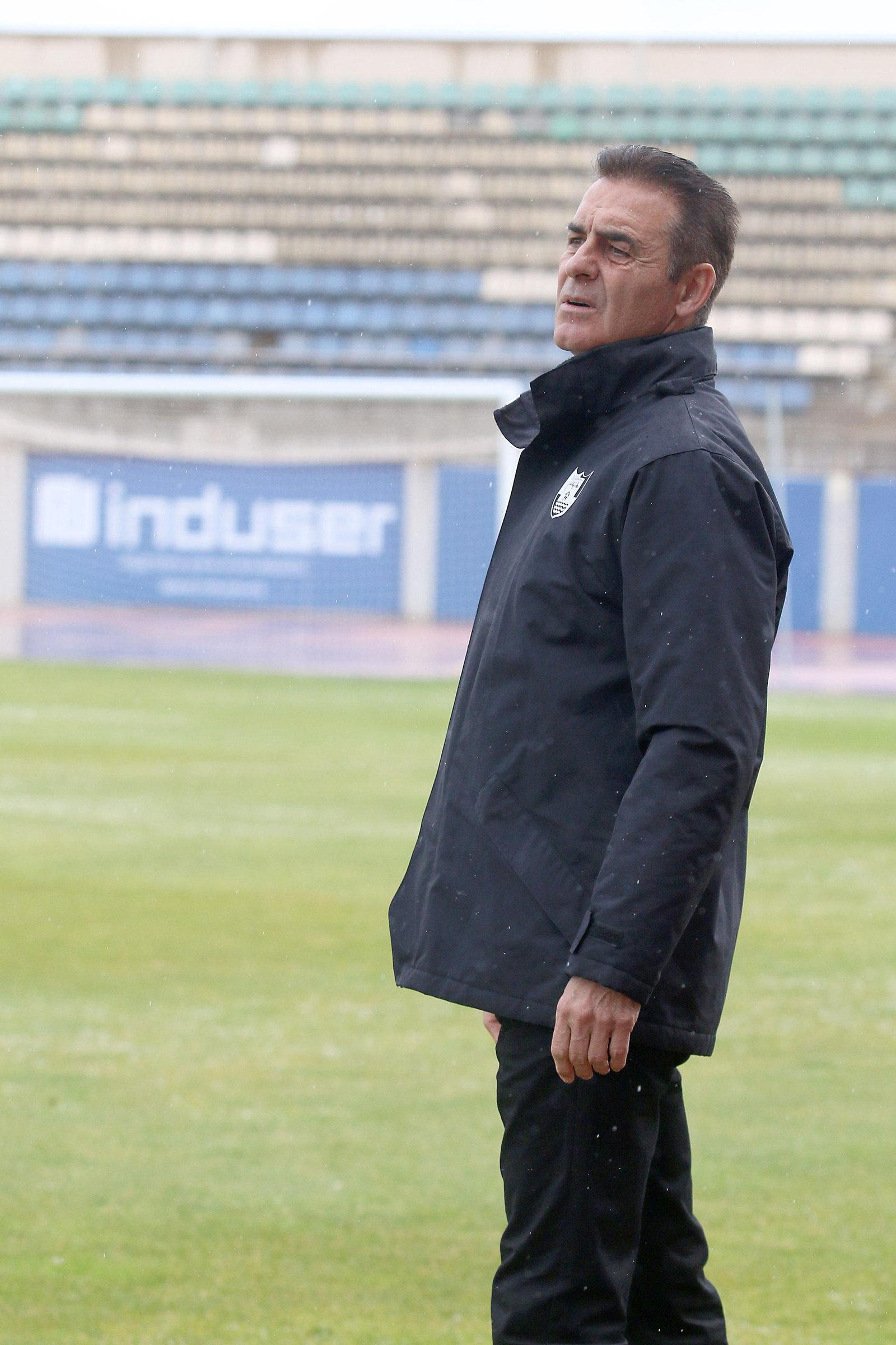 El entrenador del CD El Ejido, Manolo Ruiz, durante el partido ante la Balona.