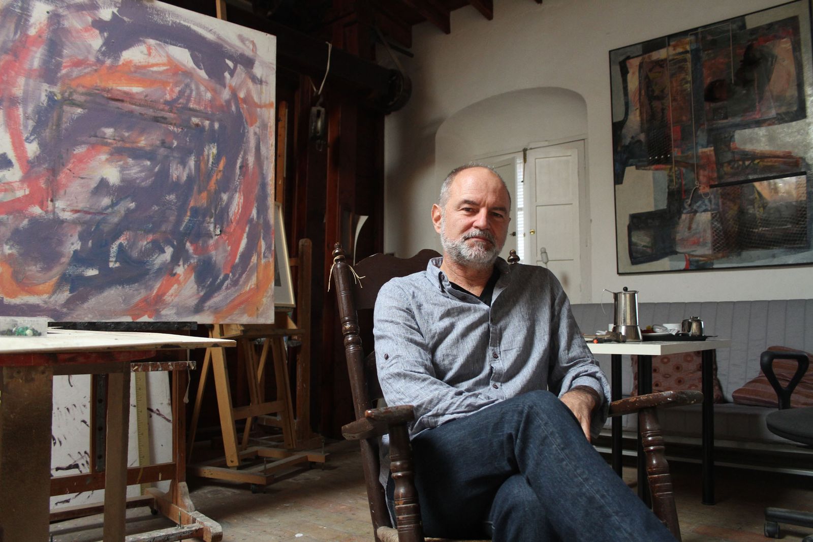 Héctor Garrido posa en el estudio de su amigo Juan Manuel Seisdedos, pintor en cuya casa de Trigueros le ha acogido estos días de visita en Huelva.