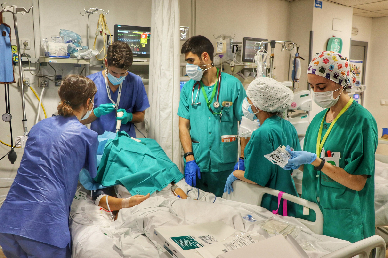 Profesionales sanitarios del Hospital Reina Sofía atienden a un paciente con coronavirus.
