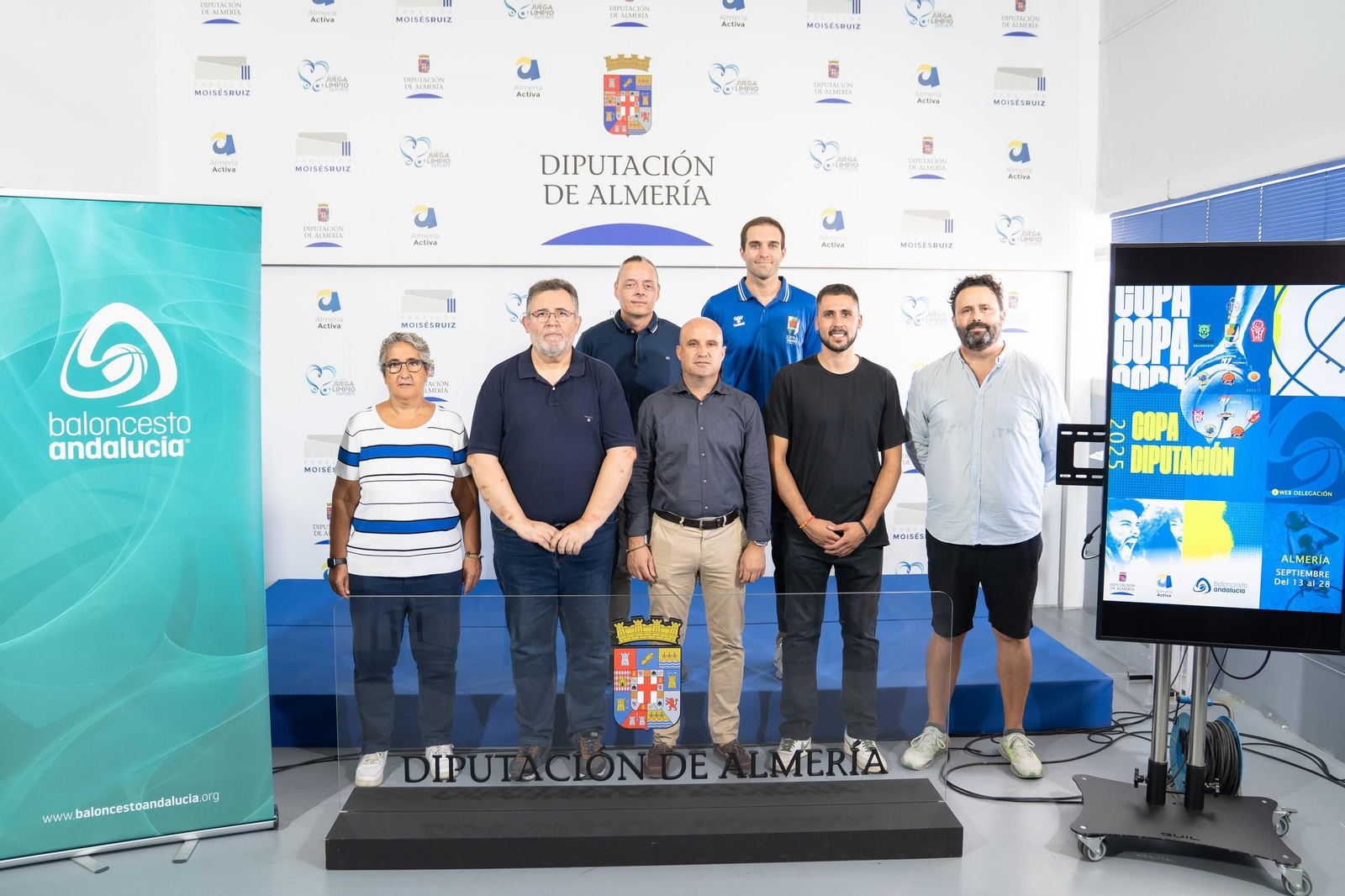 Los representantes de los distintos conjuntos participacipantes posan junto al diputado de Deportes y el delegado de la FAB en Almería durante la presentación del torneo.