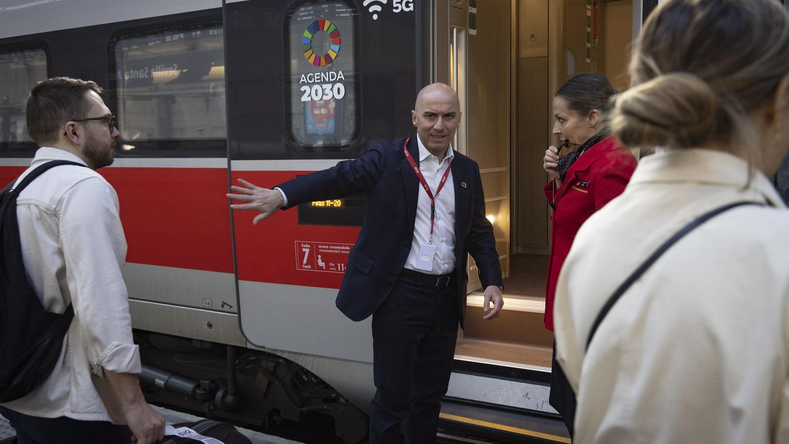 Simone Gorini, consejero delegado, supervisa todos los detalles del primer viaje con pasajeros Sevilla-Madrid.
