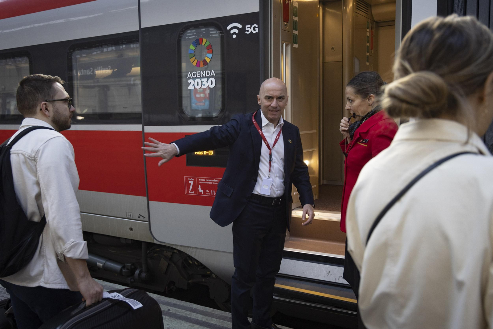 Simone Gorini, consejero delegado, supervisa todos los detalles del primer viaje con pasajeros Sevilla-Madrid.