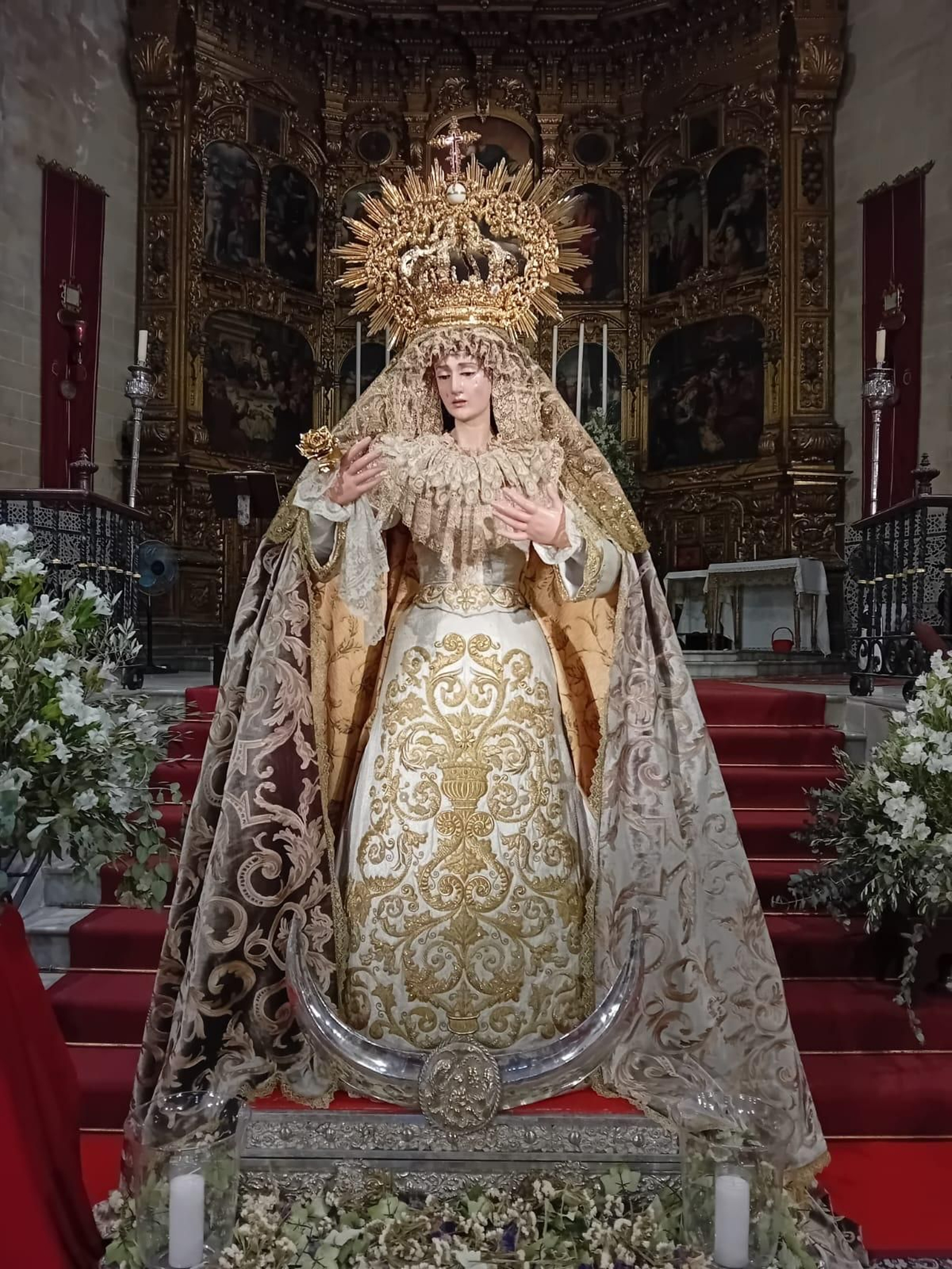 La Santísima Virgen hoy en el altar mayor de San Marcos. La Santísima Virgen hoy en el altar mayor de San Marcos.